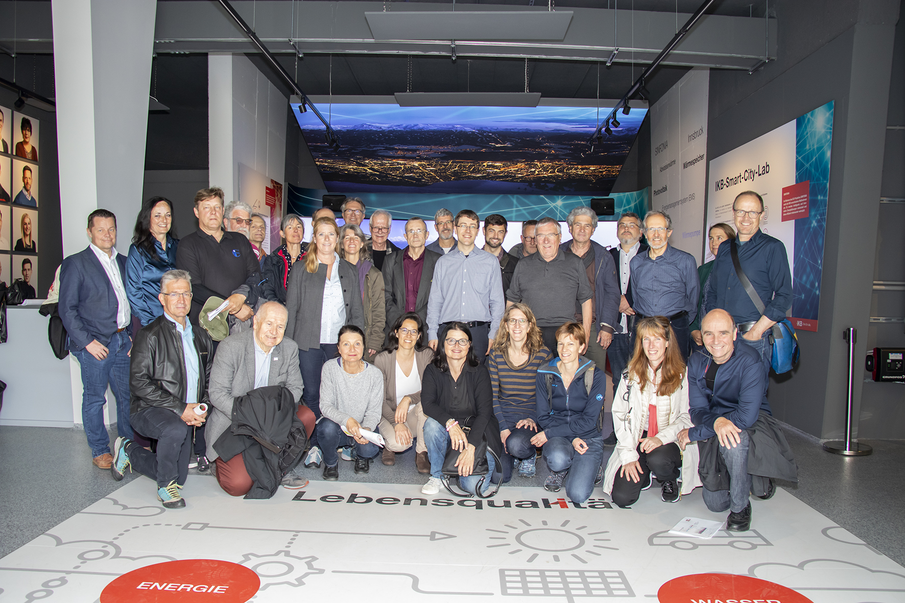 Das Forum "Energie Zürich" führte die 11. Architektur- und Energie-Reise nach Innsbruck. Stadträtin Uschi Schwarzl begrüßte die TeilnehmerInnen im Smart-City-Lab der Innsbrucker Kommunalbetriebe. Es standen noch weitere Besichtigungen auf dem Programm der zweitägigen Reise, wie beispielsweise des Hauses für "Psychosoziale Pflege & Wohnen" der Innsbrucker Immobiliengesellschaft und des Hauses der Musik.