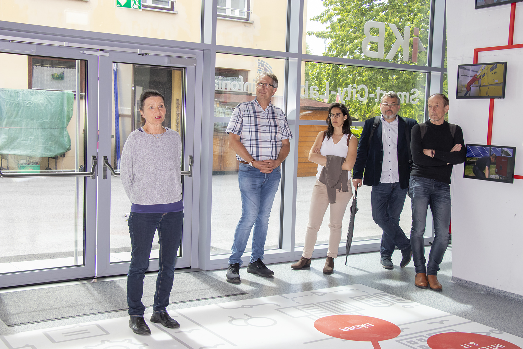 Das Forum "Energie Zürich" führte die 11. Architektur- und Energie-Reise nach Innsbruck. Stadträtin Uschi Schwarzl begrüßte die TeilnehmerInnen im Smart-City-Lab der Innsbrucker Kommunalbetriebe. Es standen noch weitere Besichtigungen auf dem Programm der zweitägigen Reise, wie beispielsweise des Hauses für "Psychosoziale Pflege & Wohnen" der Innsbrucker Immobiliengesellschaft und des Hauses der Musik.