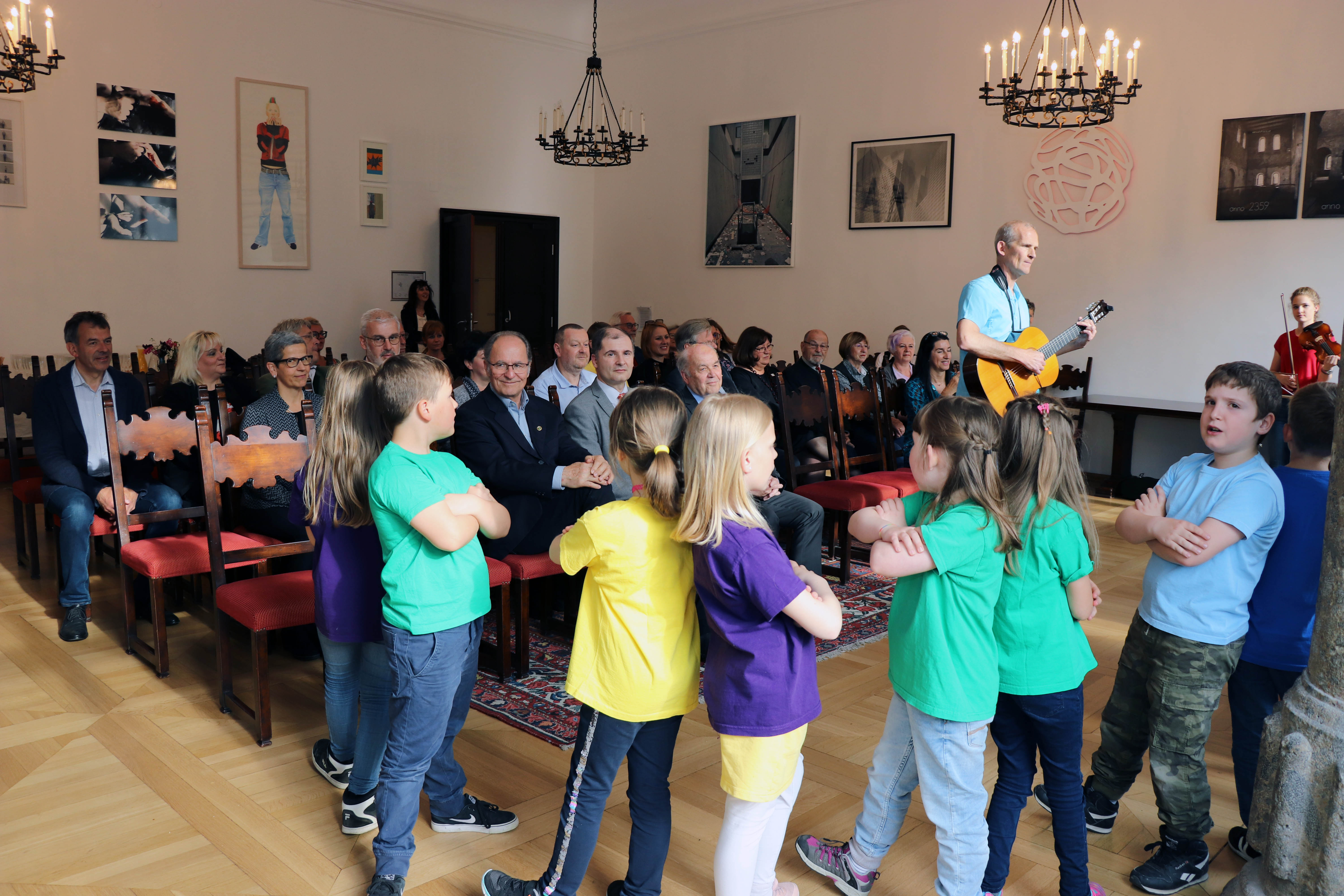 Von 17. bis 19. Mai 2019 ging die Generalversammlung des Österreichischen Chorverbandes mit dem 70 Jahr-Jubiläum des Chorverbandes Österreich in Innsbruck über die Bühne. Eröffnet wurde die Veranstaltung mit einem Empfang bei Bürgermeister Georg Willi im Bürgersaal im Historischen Rathaus. Daran nahmen neben Manfred Duringer (Landesobmann des Tiroler Sängerbundes) und Karl-Gerhard Straßl (Präsident des Chorverbandes Österreich) auch weitere VertreterInnen des Chorverbands Österreich, der Dachverbände der Bundesländer sowie des Tiroler Sängerbundes teil. Musikalisch umrahmt wurde das Zusammenkommen vom „Spatzenhaufen“, dem Kinderchor der Volksschule Steinach am Brenner, unter der Leitung von Stefan Auer.
