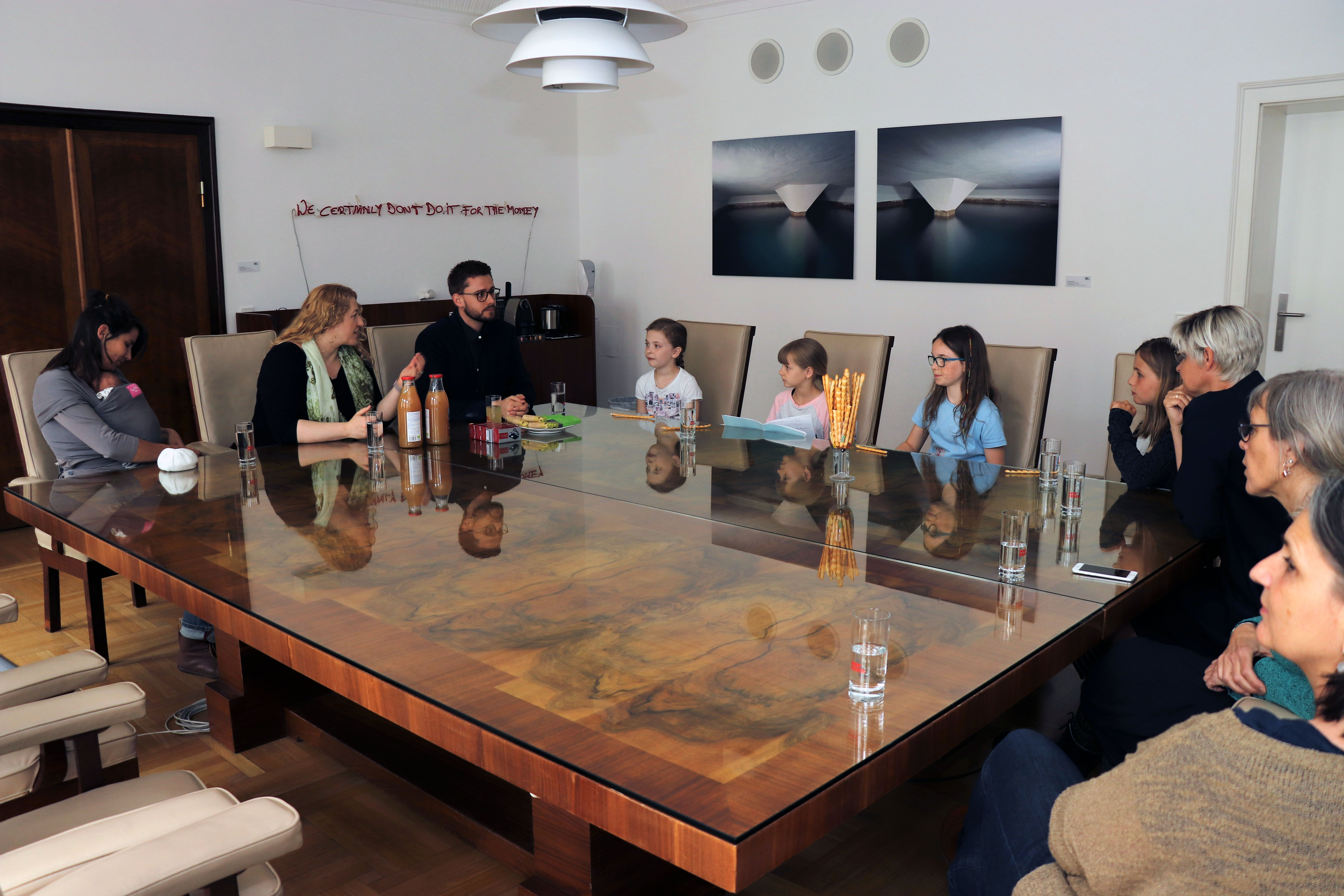 Gemeinsam mit ihren Lehrerinnen besuchten Ende Mai vier Schülerinnen der 4a-Klasse aus der Volksschule Amras das Innsbrucker Rathaus. Empfangen wurden sie von den Gemeinderätinnen Marcela Duftner, Thomas Lechleitner und Janine Bex (hinten; v. l.), mit denen sie über Nachhaltigkeit, Umweltschutz und Müllvermeidung diskutierten. Olivia (vorne links), Antonia (vorne rechts), Emma (2. Reihe links) und Amalie (2. Reihe rechts) erzählten von den kleinen und großen Aktionen, die sie selbst für den Umweltschutz setzen. Erst am Vortrag waren sie etwa mit ihrer Klasse in der Sillschlucht und sammelten Müll. AA