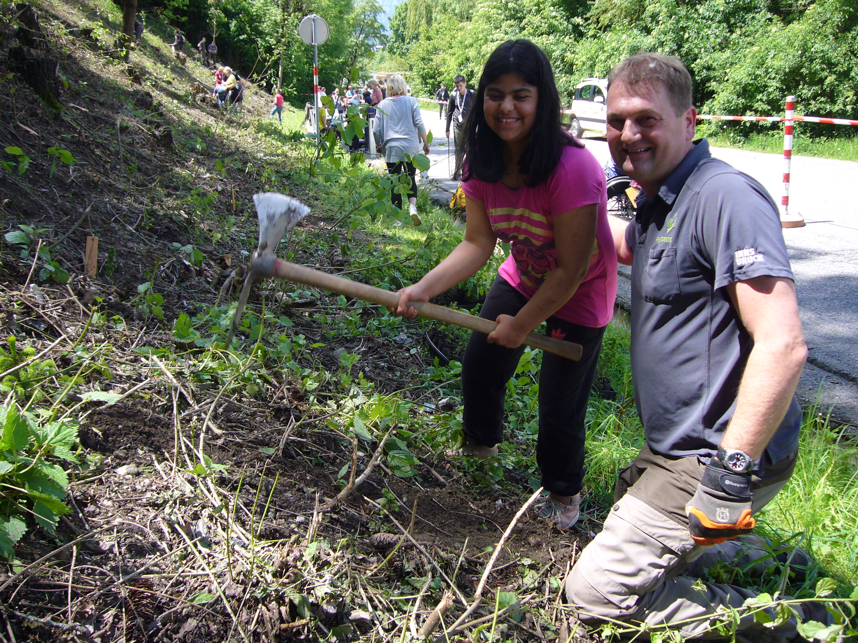 Eine Waldführung der besonderen Art unternahmen im Mai Kinder und Jugendliche der Schule am Inn. Im Rahmen des Waldprojektes „Erde“ brachen 53 SchülerInnen sowie 25 Begleitpersonen und LehrerInnen – angeführt von den Waldpädagogen des Innsbrucker Forstamtes – auf eine Entdeckungsreise mit allen Sinnen in den Auwald beim Baggersee auf. Mit fachlicher Unterstützung pflanzten die Kinder dabei auch Christbäume für die Zukunft.