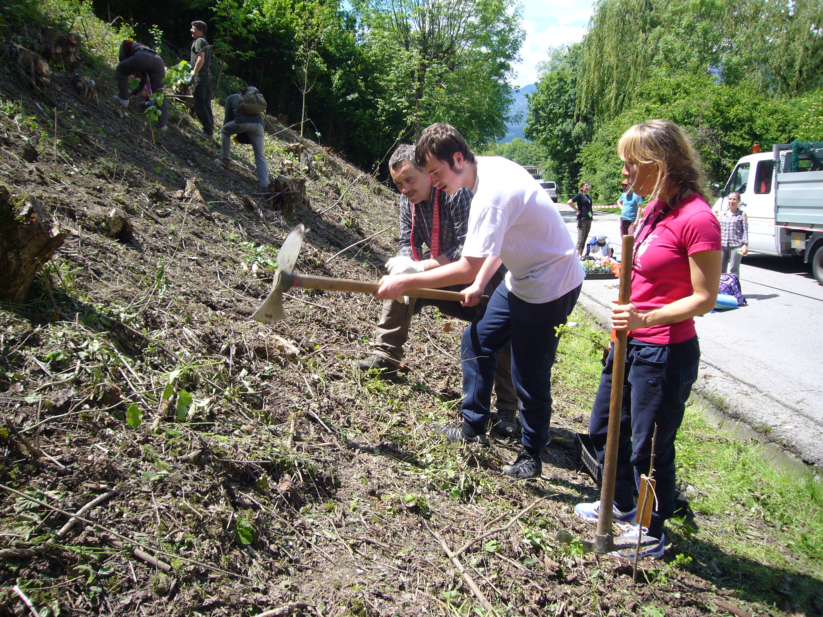 Eine Waldführung der besonderen Art unternahmen im Mai Kinder und Jugendliche der Schule am Inn. Im Rahmen des Waldprojektes „Erde“ brachen 53 SchülerInnen sowie 25 Begleitpersonen und LehrerInnen – angeführt von den Waldpädagogen des Innsbrucker Forstamtes – auf eine Entdeckungsreise mit allen Sinnen in den Auwald beim Baggersee auf. Mit fachlicher Unterstützung pflanzten die Kinder dabei auch Christbäume für die Zukunft.