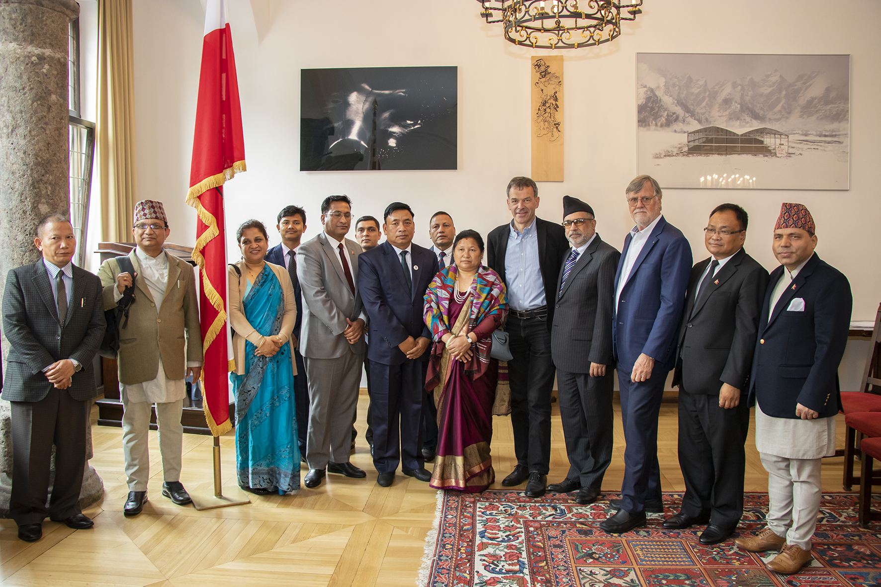 Eine Delegation aus Nepal nutzte diese Woche im Anschluss an ihre Teilnahme bei der Klimakonferenz "R20 Austrian World Summit" in Wien die Gelegenheit, die Stadt Innsbruck zu besuchen. Bürgermeister Georg Willi empfing die Gäste im Bürgersaal des Historischen Rathauses. Der Delegation gehörten unter anderem auch der nepalesische Vizepräsident Nanda Bahadur Pun (7. v. l.), Umweltminister Shakti Bahadur Basnet (5. v. l.)  sowie der nepalesische Botschafter in Österreich, H.E. Prakash Kumar Suvedi (4. v. r.) an. Bergsteigerlegende und Nepal-Experte Wolfgang Nairz (3. v. r.: Obmann Nepalhilfe Tirol) nutzte ebenfalls die Gelegenheit, beim Treffern anwesend zu sein. Das Musik-Trio "Dreiklang" aus dem Tiroler Unterland untermalte den Besuch mit folkloristischer Musik. Im Rahmen des Besuches in der Tiroler Landeshauptstadt findet anlässlich des "International Everest Day" im Haus der Musik Innsbruck ein Fest-Vortrag von Bergsteigerlegende Prof. Peter Habeler statt.