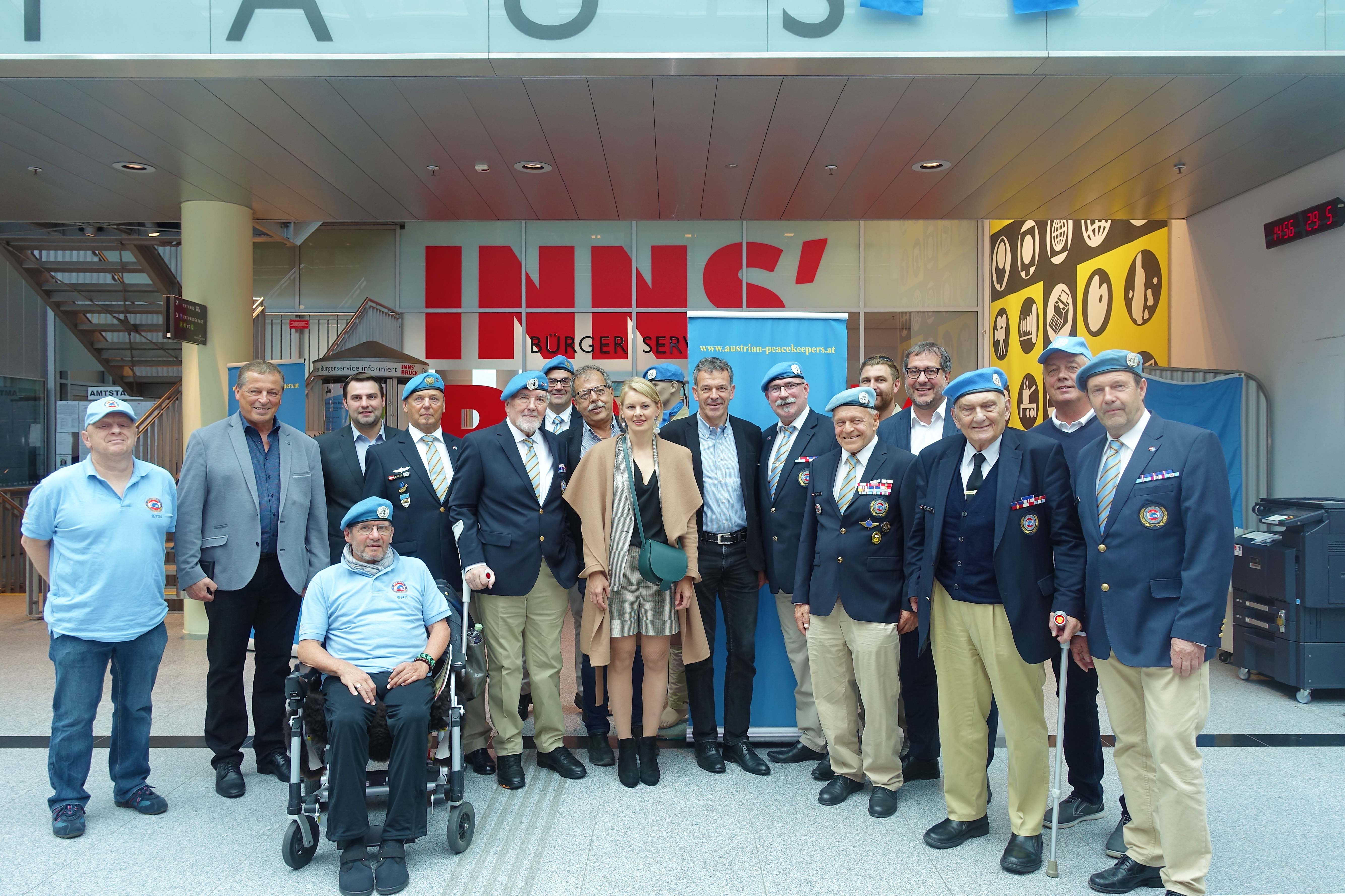 Anlässlich des „Internationalen Tages der Friedenstruppen der Vereinten Nationen“ stattete Gerhard F. Dujmovits, Wachtmeister außer Dienst (Bundesheer) sowie Landesleiter Tirol Vereinigung Österreichischer Peacekeeper mit zahlreichen Mitgliedern Bürgermeister Georg Willi (Mitte), Vizebürgermeister Franz X. Gruber (2.v.r.), Stadträtin Mag.a Elisabeth Mayr (Mitte) und Gemeinderat Gerhard Fritz (4.v.l.) sowie weiteren Gemeinderatsmitgliedern einen Besuch ab. Es war die Initiative von Gerhard Dujmovits, dass der Stadtsenat vor Kurzem beschloss, vier UN-Fahnen anzukaufen und das Innsbrucker Rathaus damit am 29. Mai zu beflaggen. Die Vereinten Nationen ehren an diesem Tag alljährlich die Frauen und Männer, die im Dienst der Friedenssicherung stehen bzw. ihr Leben für den Frieden gelassen haben. Bereits über 110.000 österreichische SoldatInnen haben als „Blauhelme“ an UN-Friedens-Missionen teilgenommen. Die „Vereinigung Österreichischer Peacekeeper“ wurde am 14. Dezember 1995 gegründet. 180 Mitglieder zählt der Verein in Tirol, österreichweit sind es ca. 2.000. Der Verein besteht aus SoldatInnen, PolizistInnen und ZivilistInnen, die im Ausland bei Friedenseinsätzen mitgewirkt haben. Ein wesentliches Ziel der „Peacekeeper“ ist, alle Maßnahmen zur Erhaltung von Frieden und Menschenrechten zu unterstützen und zu fördern.