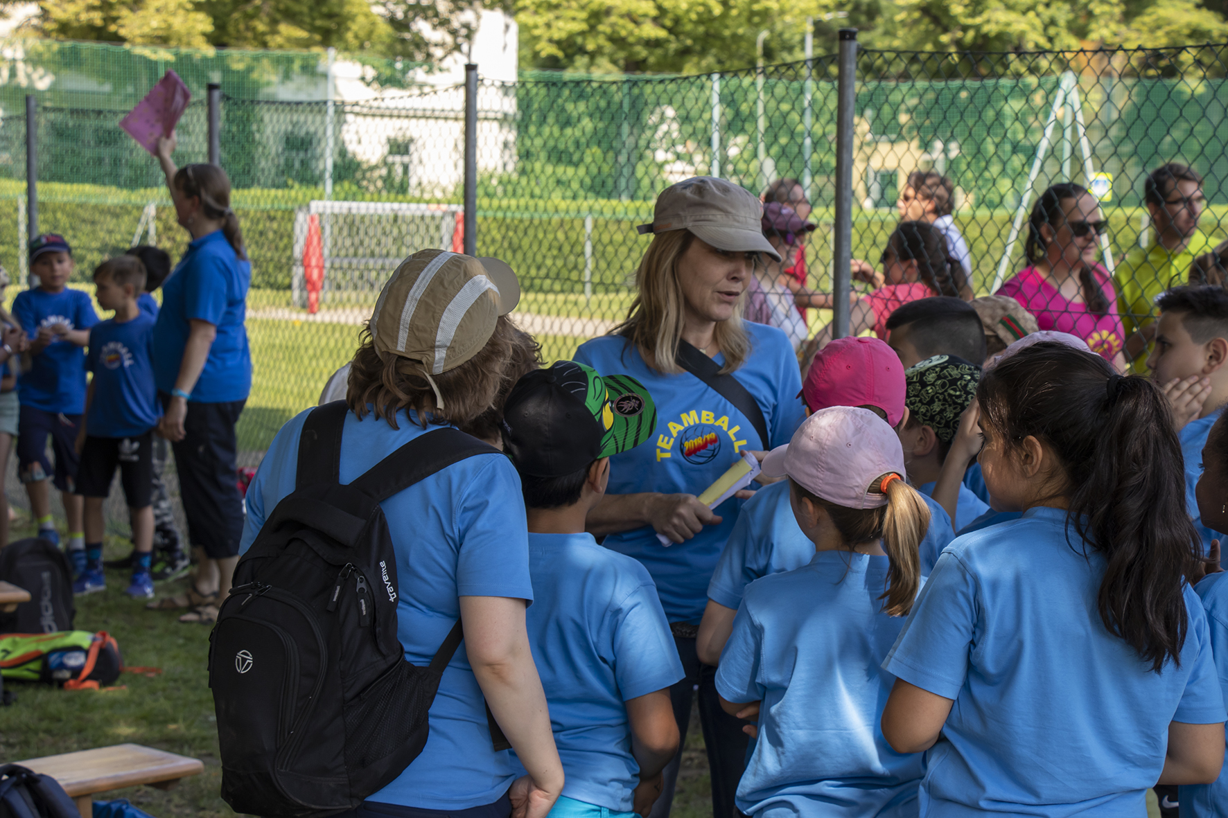 Kurze Teambesprechung mit der Lehrerin vor dem nächsten Spiel.