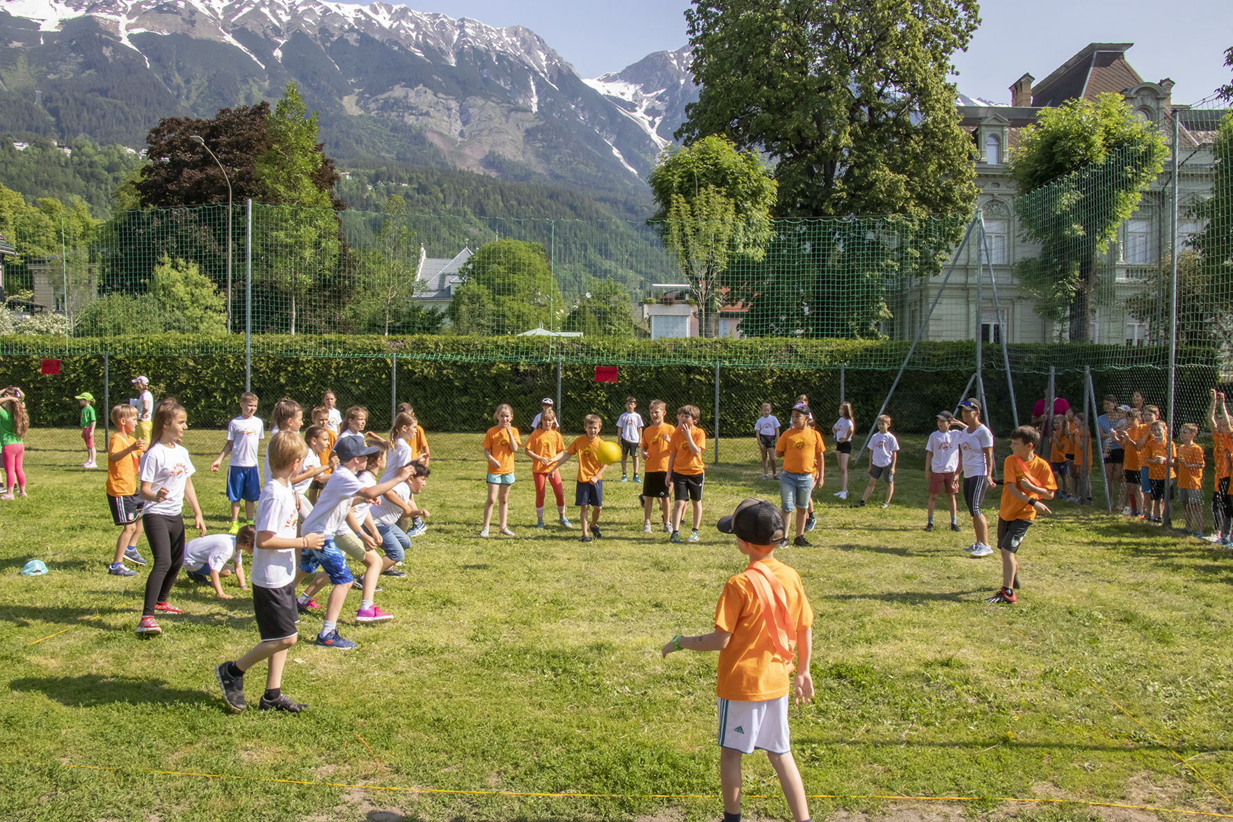 Gemeinsame Bewegung fördert den Teamgeist bei den Schulkindern.
