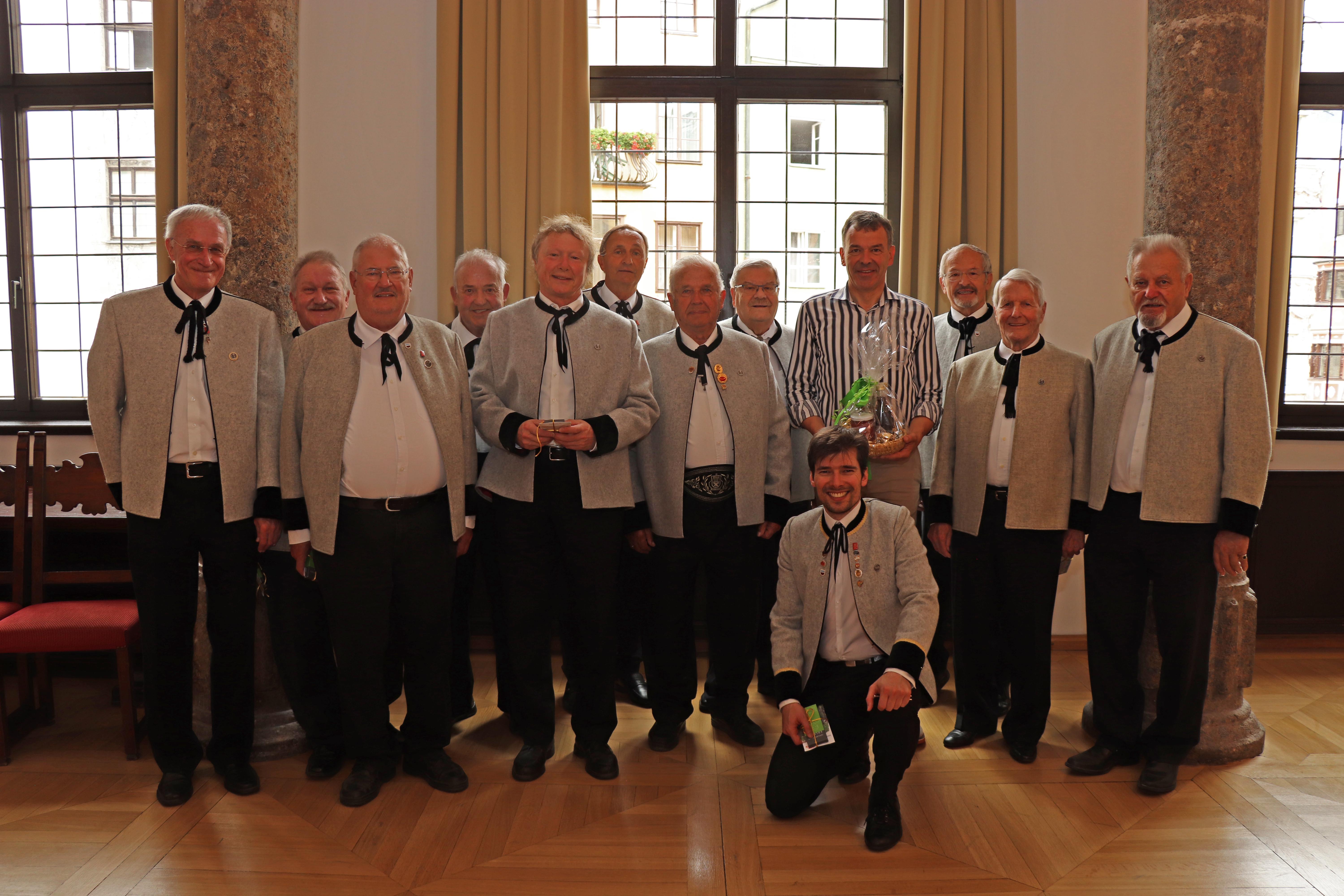 Die Sängervereinigung Wolkensteiner machte Bürgermeister Georg Willi (4.v.r.) nachträglich zum Geburtstag eine ganz besondere Freude. Unter Chorleiter Emmanuel Dallapozza (v. kniend) gaben die tonsicheren Sänger traditionelle Lieder zum Besten und trugen selbst geschriebene Gedichte vor. Auch der Bürgermeister stimmte beim Gesang kräftig mit ein und freute sich über die musikalischen Glückwünsche.
