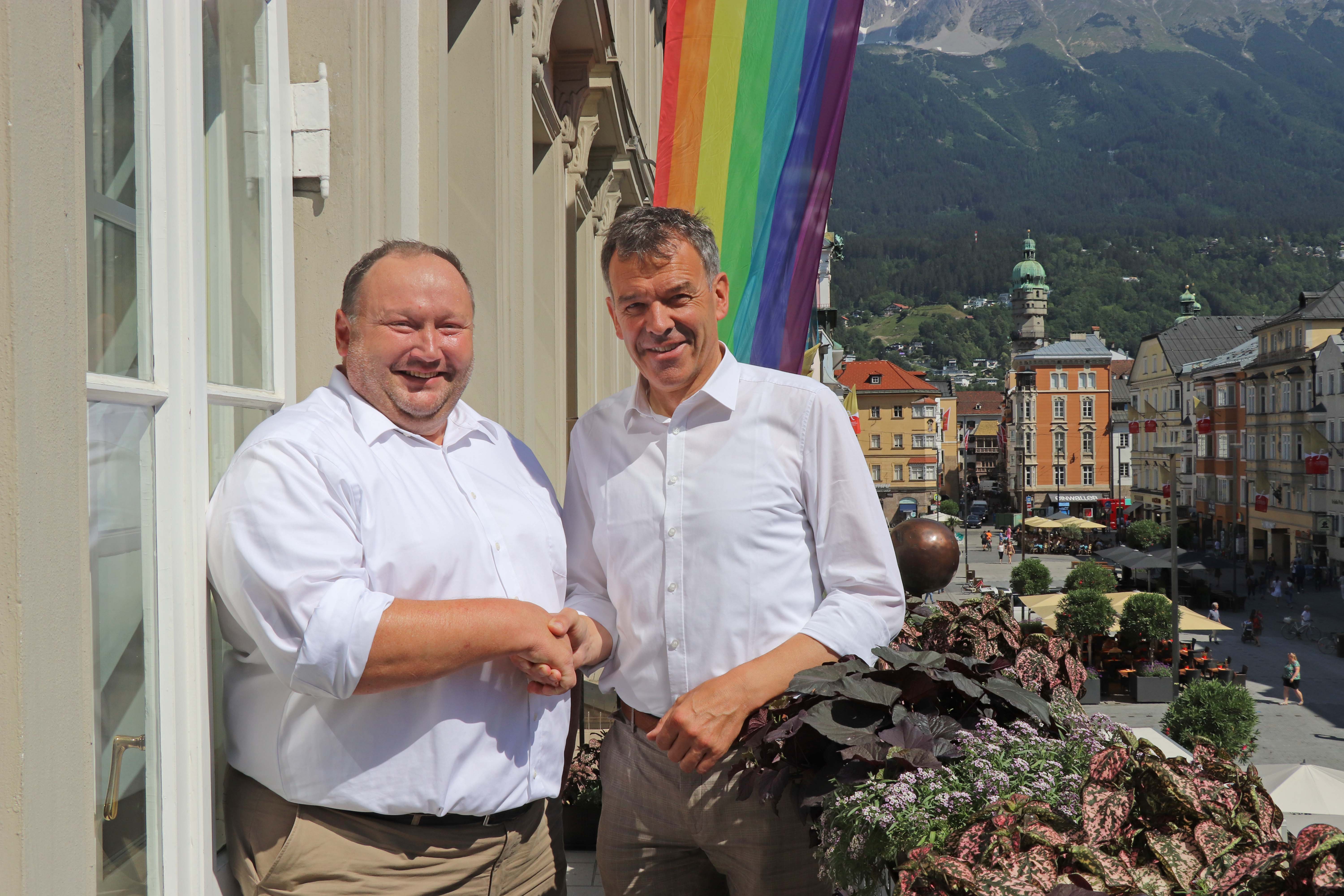 Nach sechs Jahren im Amt als Generalsekretär der Alpenkonvention legt Mag. Markus Reiterer (l.) sein Amt nun nieder. Bürgermeister Georg Willi (r.) bedankte sich für die gute Zusammenarbeit und wünschte dem internationalen Umweltrechtsexperten für die Zukunft alles Gute.