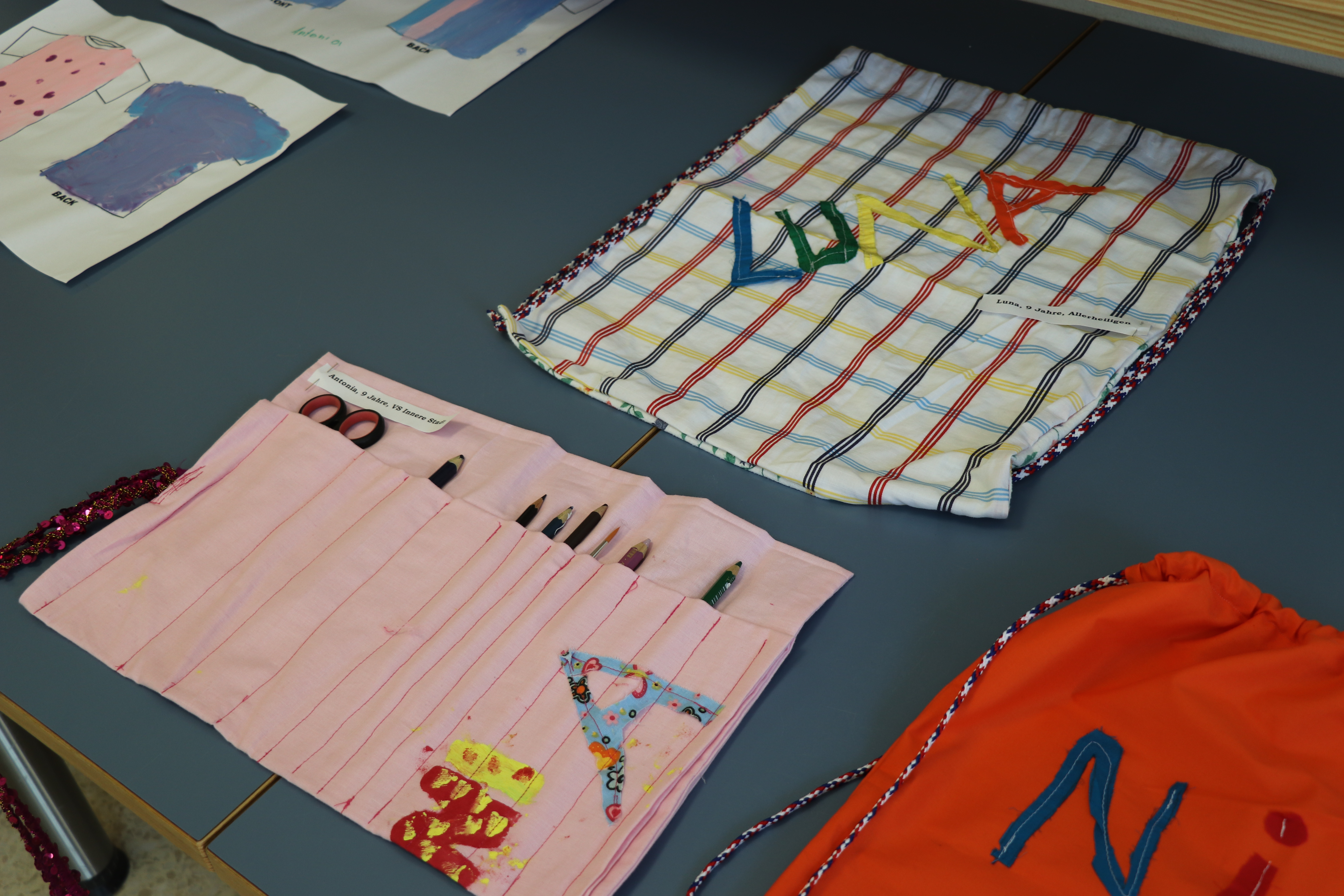 Gegenstände für den Schulalltag wie beispielsweise Federpenale wurden in den Workshops entworfen.