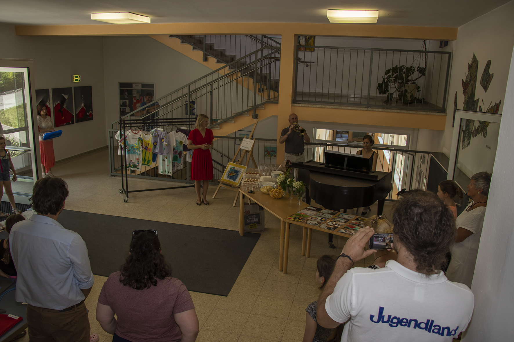 Die Abschlussveranstaltung wurde von Direktor Bernhard Bramböck und Lehrerin Raphaela Högl musikalisch untermalt.