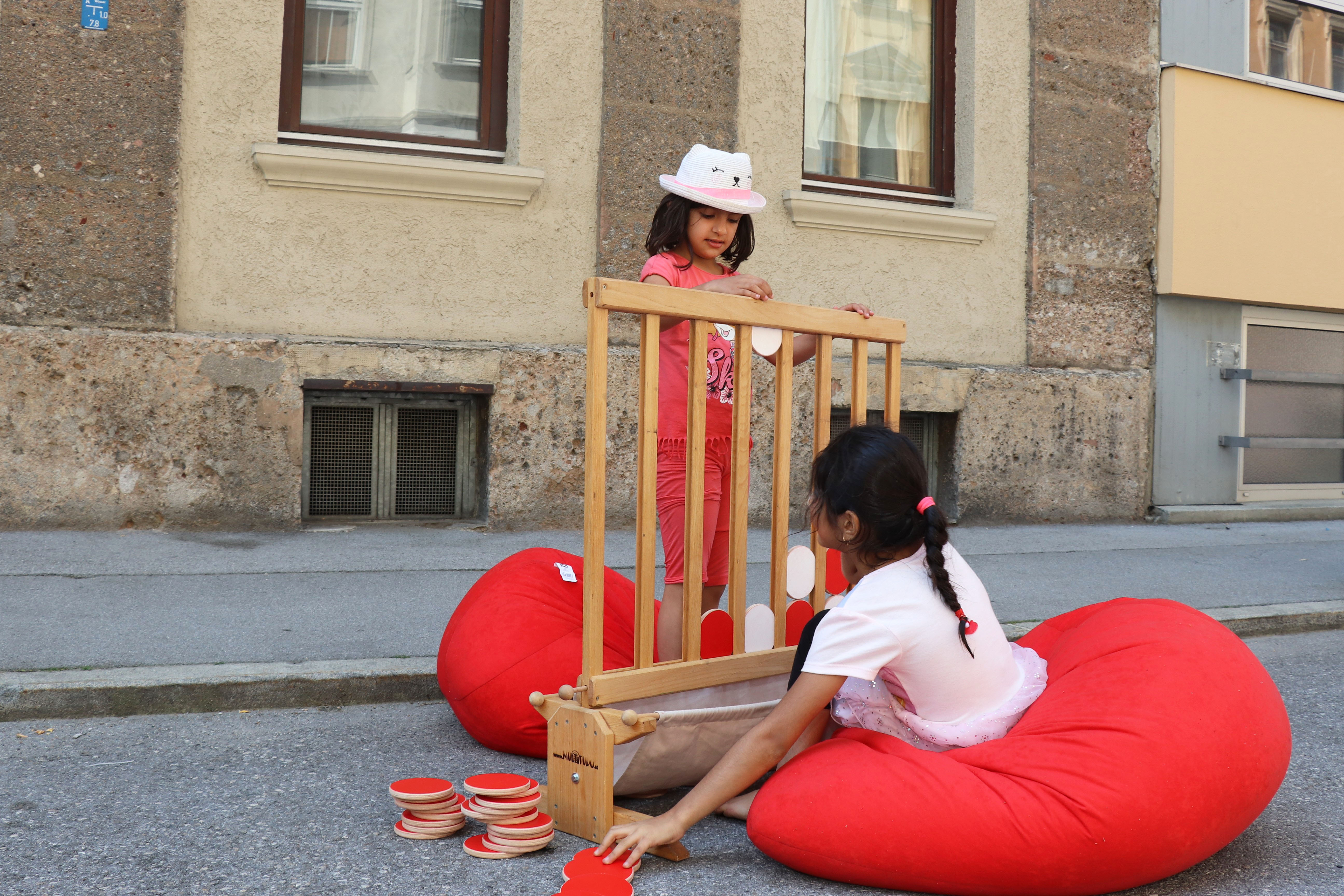 Am 1. Juli begrüßten die SchülerInnen der Volksschule Franz-Fischer-Straße Bürgermeister Georg Willi bei ihrem Sommerfest mit Spielen aus alter Zeit. Nicht nur die Kinder, auch der Bürgermeister waren trotz Hitze mit Feuereifer bei der Sache.