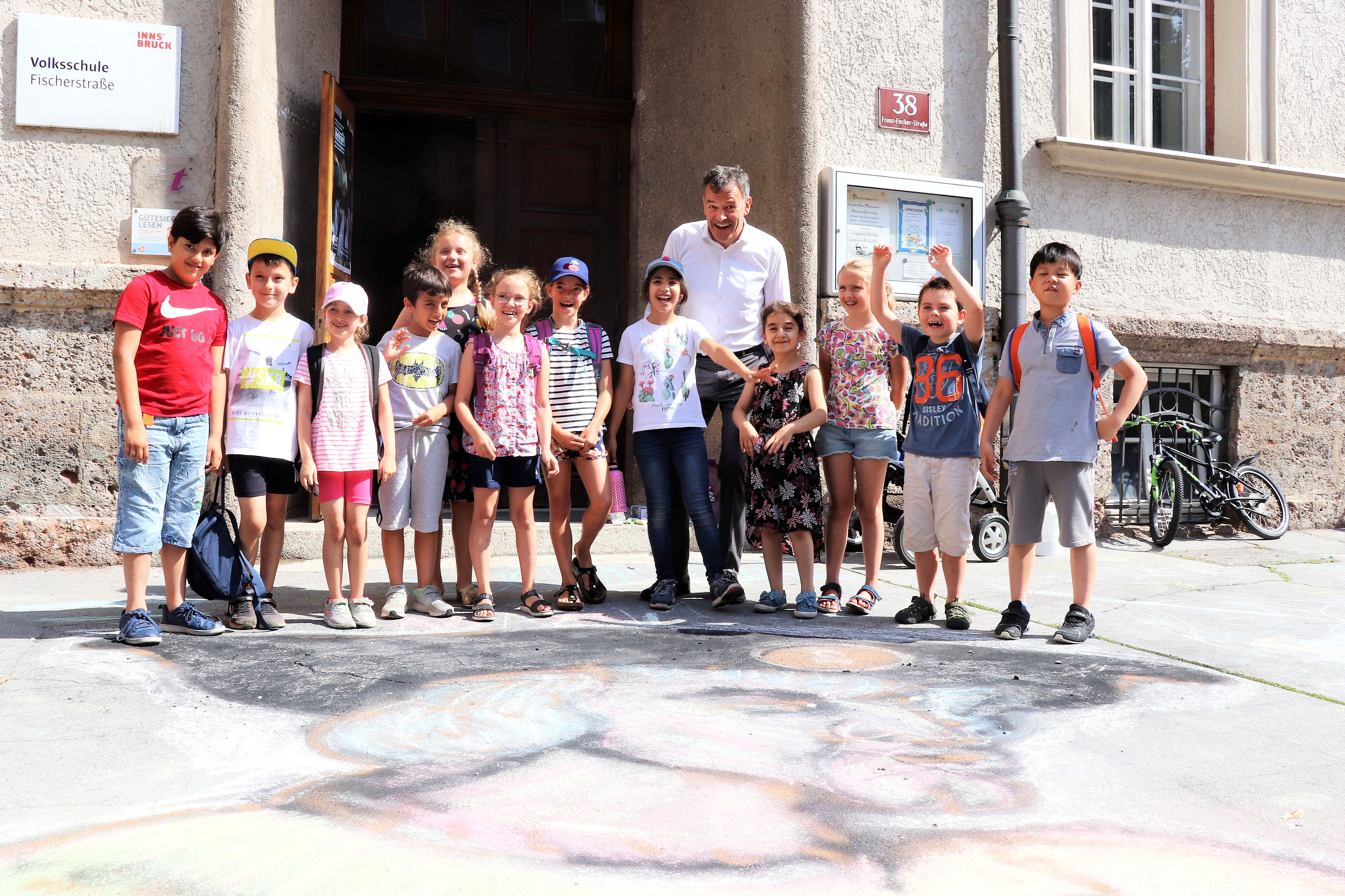 Am 1. Juli begrüßten die SchülerInnen der Volksschule Franz-Fischer-Straße Bürgermeister Georg Willi bei ihrem Sommerfest mit Spielen aus alter Zeit. Nicht nur die Kinder, auch der Bürgermeister waren trotz Hitze mit Feuereifer bei der Sache.