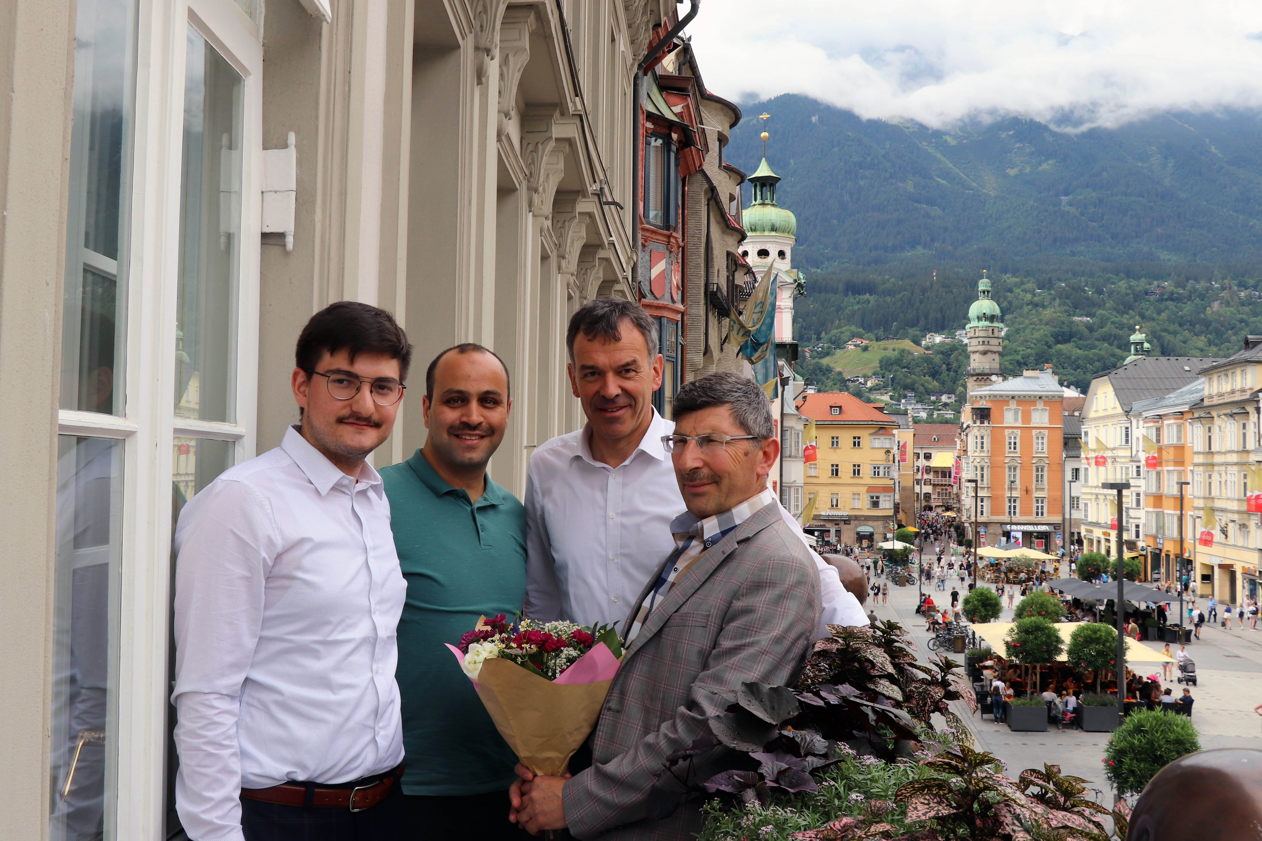 Zum Kennenlernen und gemeinsamen Austausch traf sich Bürgermeister Georg Willi Anfang Juli mit Vertretern vom MEEVI (Moscheen - Errichtungs-, Erhaltungs- und Verwaltungsverein). Ismail Demir (l.), Adem Küpeli (2. v. l.) und Mehmet Son (r.) sprachen mit Innsbrucks Stadtoberhaupt über die Bedeutung einer guten Zusammenarbeit . Abschließend luden die drei Gäste Georg Willi ein, sich selbst ein Bild vom Vereinssitz in der Amraser Straße und der Vereinstätigkeit zu machen.