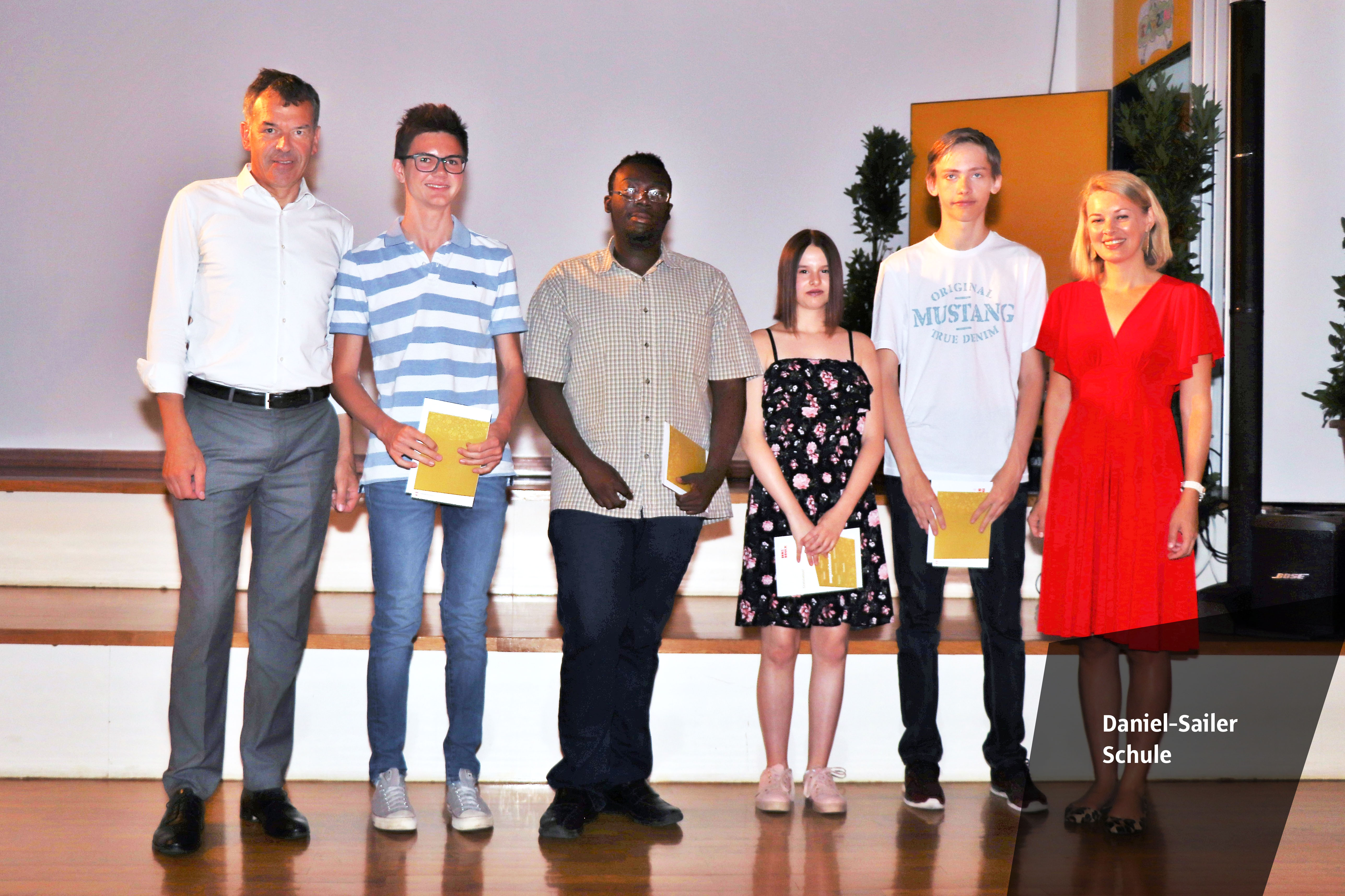 Die Neue Mittelschule Olympisches Dorf war einmal mehr zum Schulschluss Treffpunkt für ausgezeichnete SchülerInnen aus ganz Innsbruck. Für 112 MittelschülerInnen der vierten Klassen und AbsolventInnen der polytechnischen Schule ging das Schuljahr 2018/19 besonders erfreulich zu Ende. Sie wurden für ihre vorzüglichen Leistungen geehrt und erhielten ihre Dekrete aus der Hand von Bürgermeister Georg Willi und Stadträtin Elisabeth Mayr. Gekonnt durch die Feier führten SchülerInnen der Klasse 4e der NMS O-Dorf, Andjela Simic und Bozkus Berkan. Für einen schwungvollen Schulabschluss sorgten das Schulorchester und der Schulchor der Neuen Musikmittelschule Innsbruck und Tanzvorführungen der zweiten Klassen der Neuen Mittelschule Olympisches Dorf.