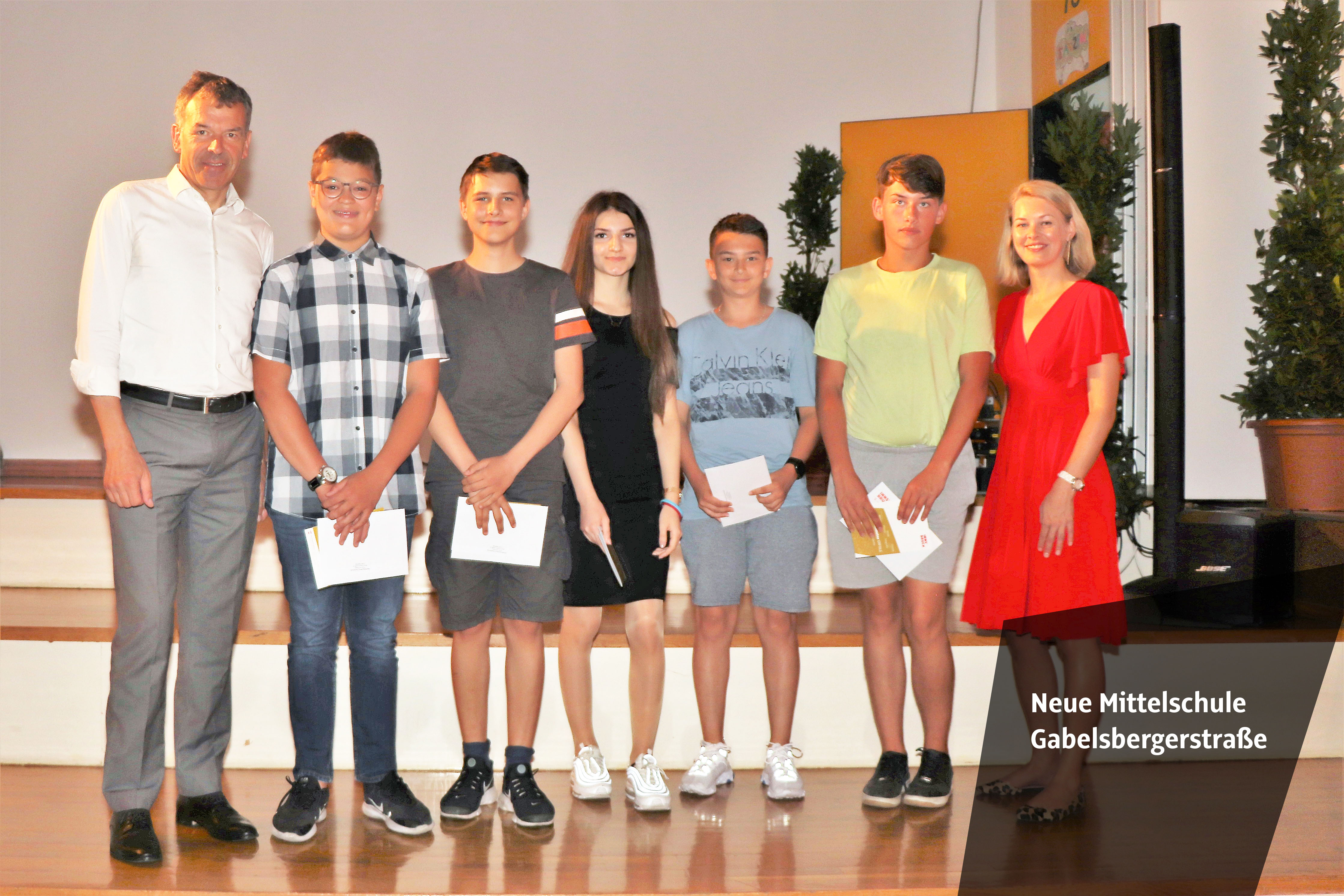 Die Neue Mittelschule Olympisches Dorf war einmal mehr zum Schulschluss Treffpunkt für ausgezeichnete SchülerInnen aus ganz Innsbruck. Für 112 MittelschülerInnen der vierten Klassen und AbsolventInnen der polytechnischen Schule ging das Schuljahr 2018/19 besonders erfreulich zu Ende. Sie wurden für ihre vorzüglichen Leistungen geehrt und erhielten ihre Dekrete aus der Hand von Bürgermeister Georg Willi und Stadträtin Elisabeth Mayr. Gekonnt durch die Feier führten SchülerInnen der Klasse 4e der NMS O-Dorf, Andjela Simic und Bozkus Berkan. Für einen schwungvollen Schulabschluss sorgten das Schulorchester und der Schulchor der Neuen Musikmittelschule Innsbruck und Tanzvorführungen der zweiten Klassen der Neuen Mittelschule Olympisches Dorf.