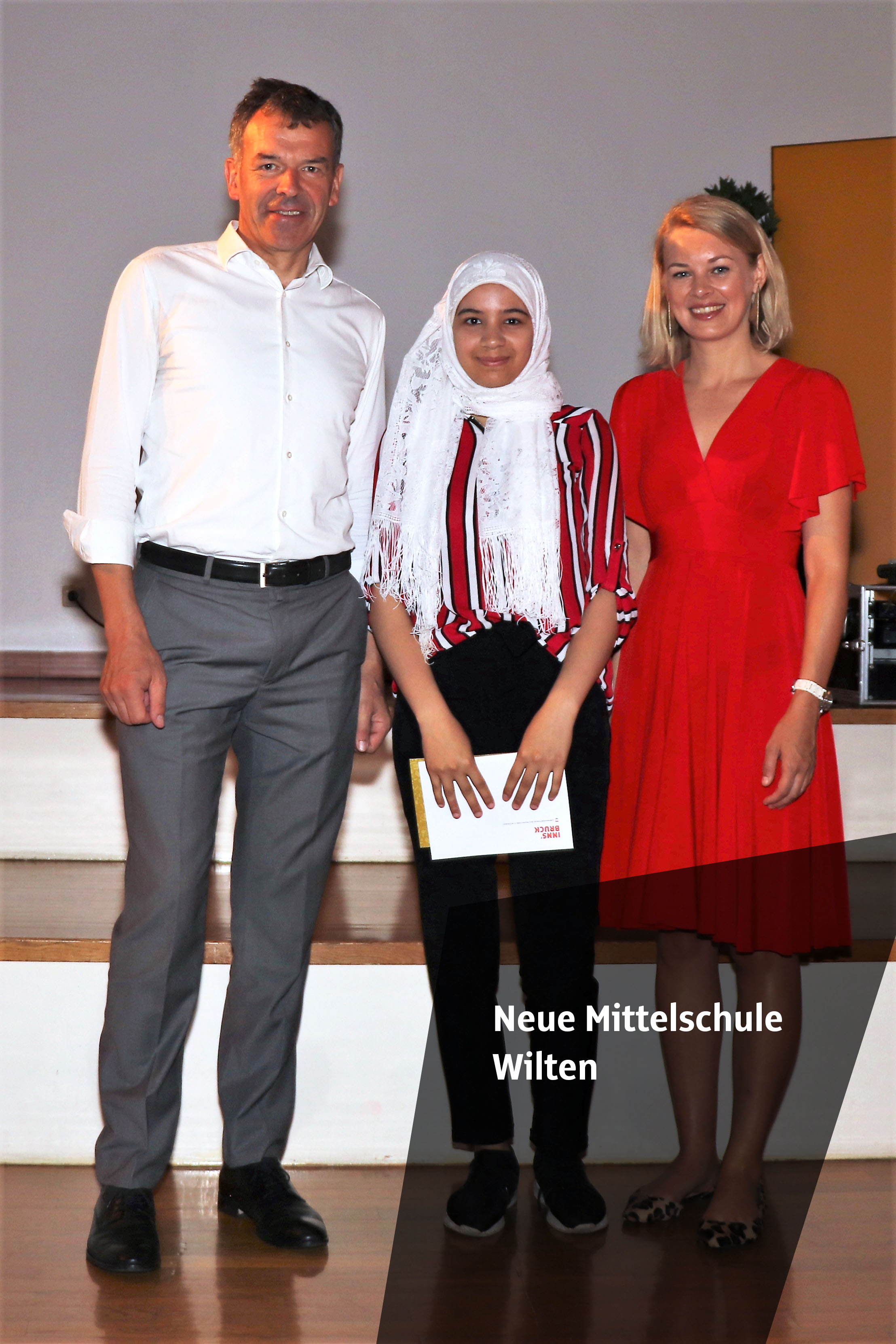 Die Neue Mittelschule Olympisches Dorf war einmal mehr zum Schulschluss Treffpunkt für ausgezeichnete SchülerInnen aus ganz Innsbruck. Für 112 MittelschülerInnen der vierten Klassen und AbsolventInnen der polytechnischen Schule ging das Schuljahr 2018/19 besonders erfreulich zu Ende. Sie wurden für ihre vorzüglichen Leistungen geehrt und erhielten ihre Dekrete aus der Hand von Bürgermeister Georg Willi und Stadträtin Elisabeth Mayr. Gekonnt durch die Feier führten SchülerInnen der Klasse 4e der NMS O-Dorf, Andjela Simic und Bozkus Berkan. Für einen schwungvollen Schulabschluss sorgten das Schulorchester und der Schulchor der Neuen Musikmittelschule Innsbruck und Tanzvorführungen der zweiten Klassen der Neuen Mittelschule Olympisches Dorf.