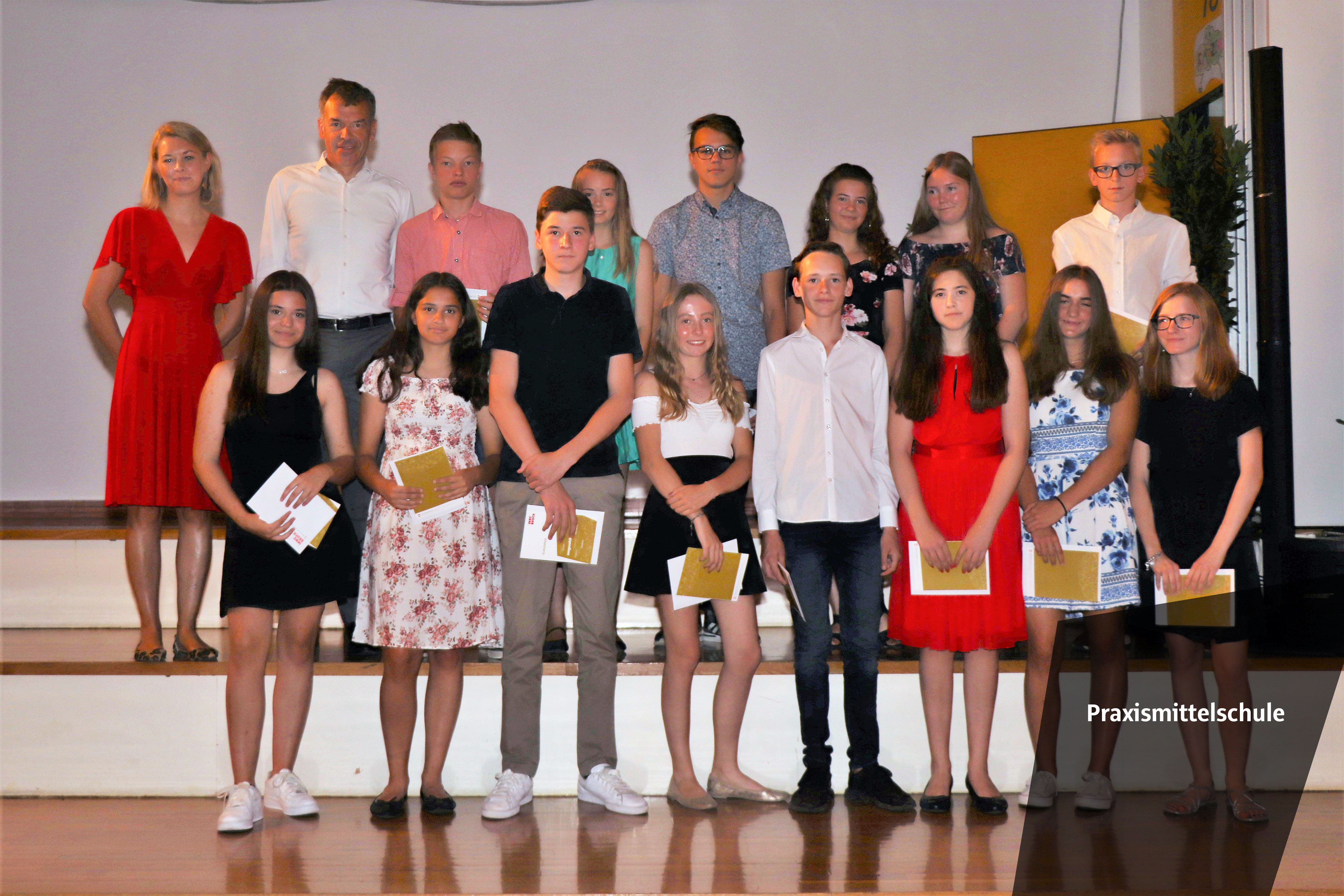 Die Neue Mittelschule Olympisches Dorf war einmal mehr zum Schulschluss Treffpunkt für ausgezeichnete SchülerInnen aus ganz Innsbruck. Für 112 MittelschülerInnen der vierten Klassen und AbsolventInnen der polytechnischen Schule ging das Schuljahr 2018/19 besonders erfreulich zu Ende. Sie wurden für ihre vorzüglichen Leistungen geehrt und erhielten ihre Dekrete aus der Hand von Bürgermeister Georg Willi und Stadträtin Elisabeth Mayr. Gekonnt durch die Feier führten SchülerInnen der Klasse 4e der NMS O-Dorf, Andjela Simic und Bozkus Berkan. Für einen schwungvollen Schulabschluss sorgten das Schulorchester und der Schulchor der Neuen Musikmittelschule Innsbruck und Tanzvorführungen der zweiten Klassen der Neuen Mittelschule Olympisches Dorf.