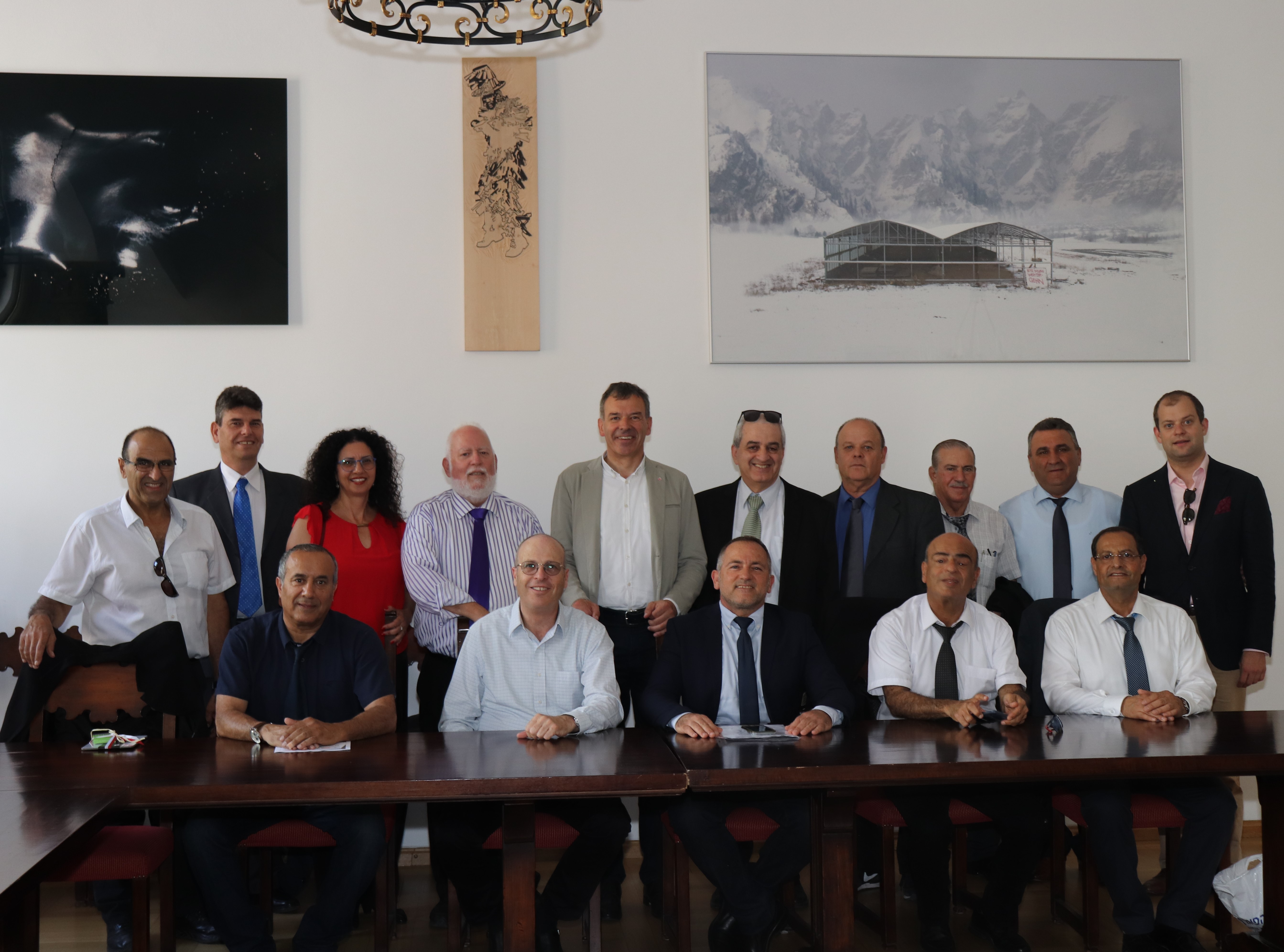 Willkommen in luftiger Höhe: Bürgermeister Georg Willi (Mitte) und Finanzdirektor Armin Tschurtschenthaler (rechts) begrüßten auf 51 Metern Höhe, im Turmstüberl des Innsbrucker Stadtturms, den Finanzdirektor von Be’er Sheva, Tomer Biton (links), und die Finanzdirektoren von elf weiteren israelischen Städten. Die Besucher zeigten sich vom Stadtturm als ehemaligem Sitz der Stadtverwaltung sowie Innsbrucks höchstem Gebäude über 500 Jahre, der Aussicht auf Innsbruck und dem als Doppelhelix angelegten Treppenhaus beeindruckt. Am Programm stand ebenfalls ein Besuch der Smart City Labs der IKB (Innsbrucker Kommunalbetriebe).