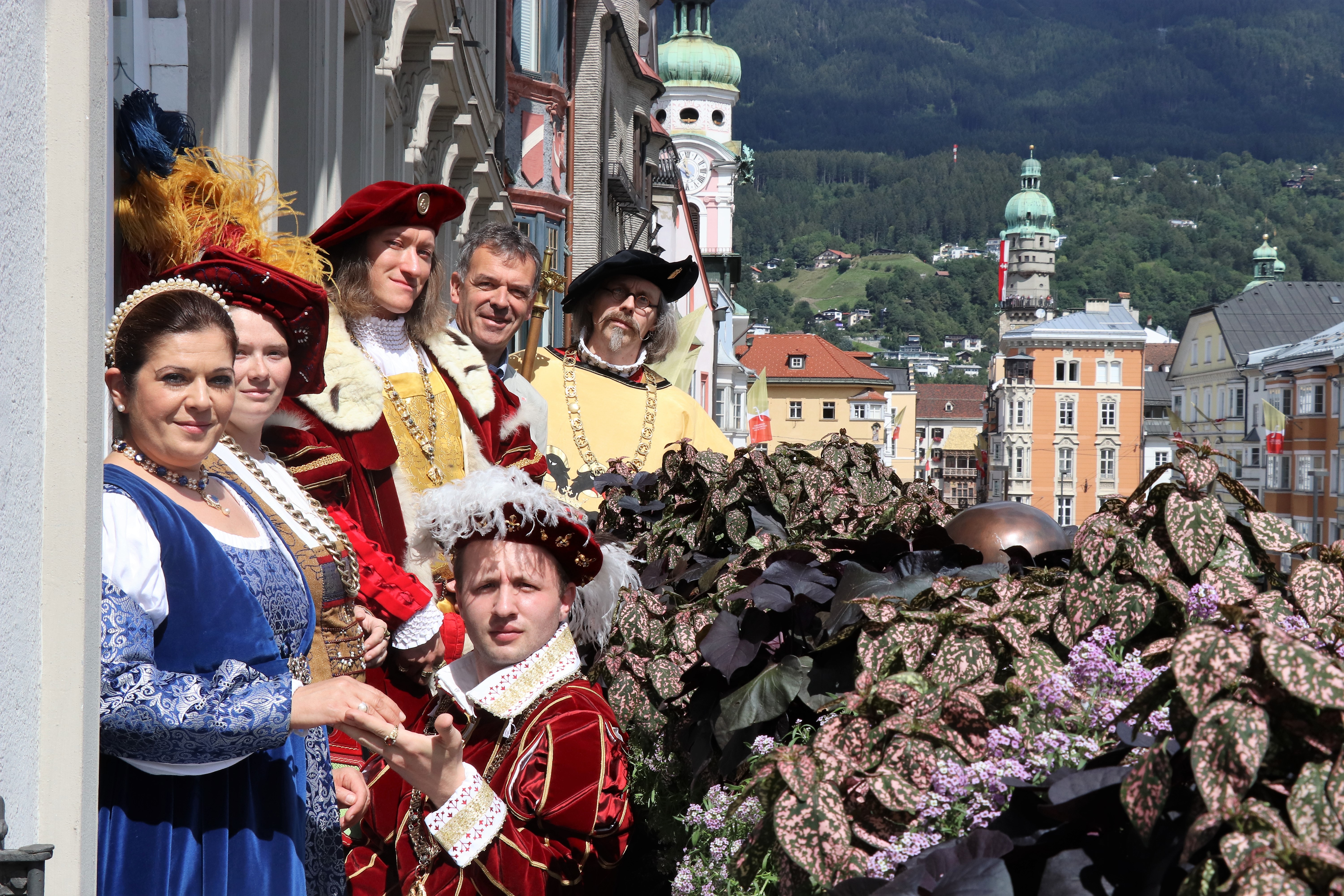 Das Renaissancefest in Schloss Ambras am 15. August zieht jedes Jahr viele Besucherinnen nach Innsbruck, manche davon in historischen Kostümen. Eine festlich gewandete Gruppe rund um den als Kaiser Maximilian I. gekleideten Alexander Oswald aus Neuburg folgten am Freitag einer Einladung des Bürgermeisters. Die Besucherinnen zeigten sich beeindruckt vom Ausblick auf Innsbruck, sowohl vom Balkon des Rathauses,  als auch vom Goldenen Dachl und wurden ihrerseits auf ihrem Weg in Innsbrucks historische Altstadt bestaunt.
