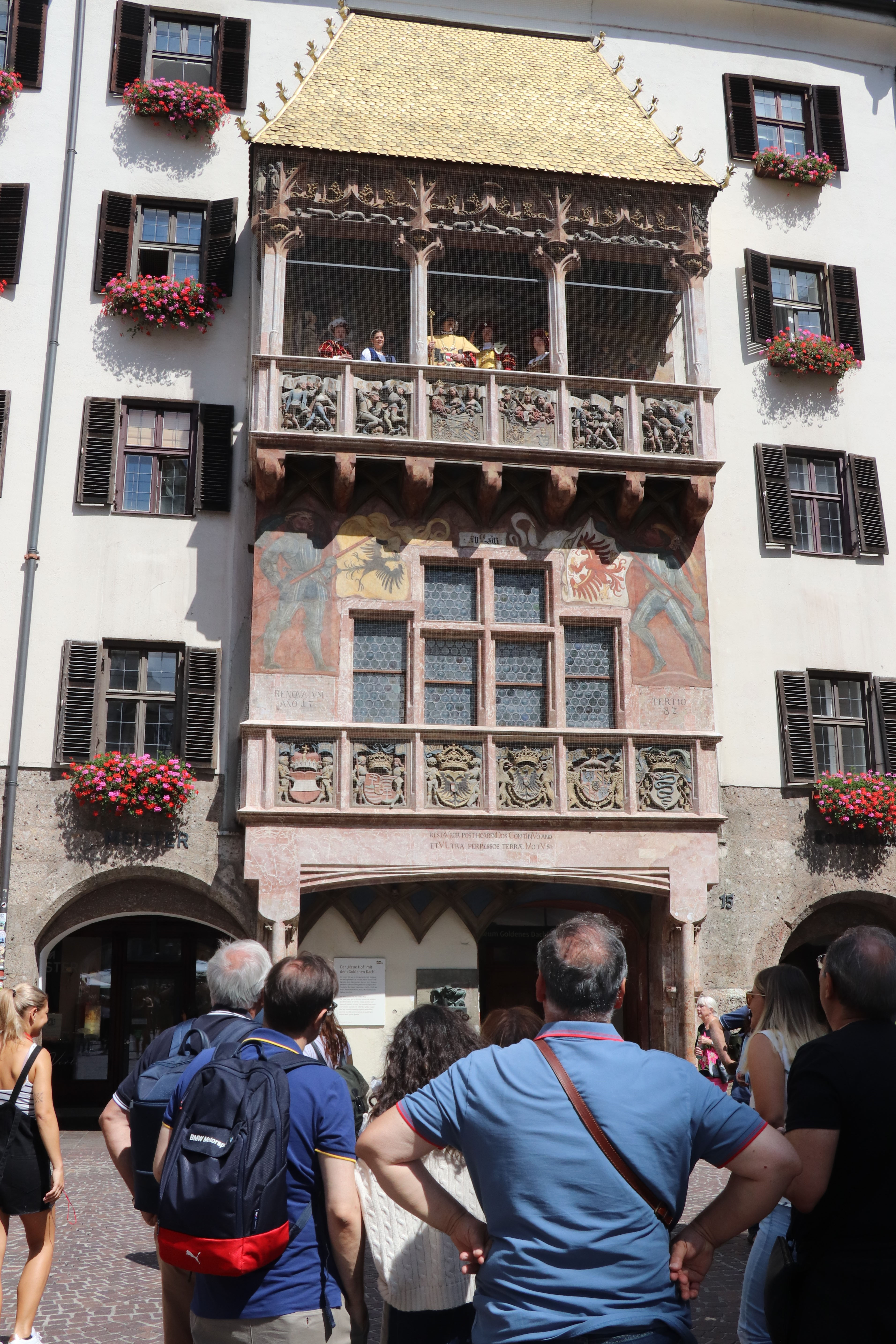 Das Renaissancefest in Schloss Ambras am 15. August zieht jedes Jahr viele Besucherinnen nach Innsbruck, manche davon in historischen Kostümen. Eine festlich gewandete Gruppe rund um den als Kaiser Maximilian I. gekleideten Alexander Oswald aus Neuburg folgten am Freitag einer Einladung des Bürgermeisters. Die Besucherinnen zeigten sich beeindruckt vom Ausblick auf Innsbruck, sowohl vom Balkon des Rathauses,  als auch vom Goldenen Dachl und wurden ihrerseits auf ihrem Weg in Innsbrucks historische Altstadt bestaunt.
