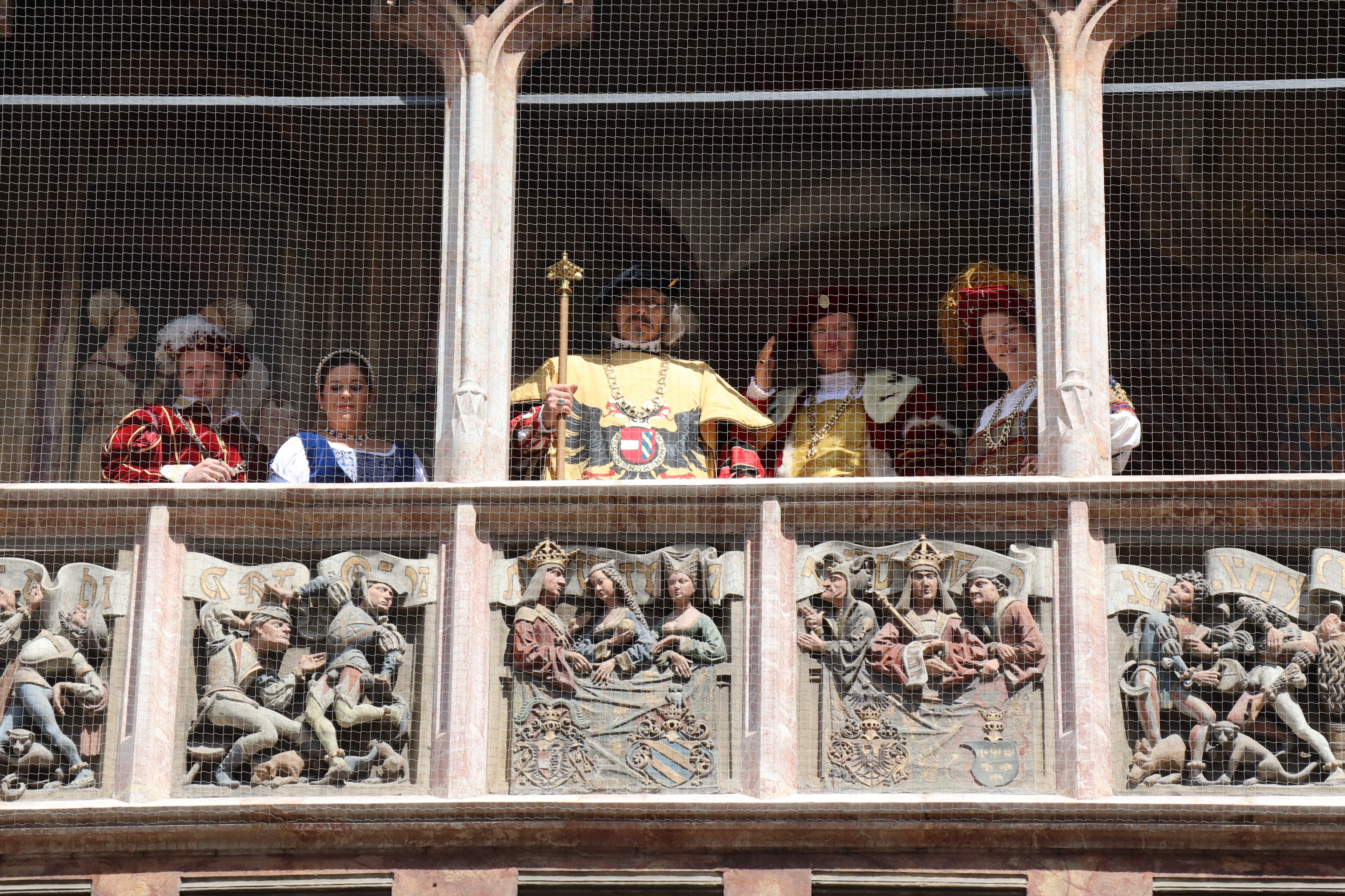 Das Renaissancefest in Schloss Ambras am 15. August zieht jedes Jahr viele Besucherinnen nach Innsbruck, manche davon in historischen Kostümen. Eine festlich gewandete Gruppe rund um den als Kaiser Maximilian I. gekleideten Alexander Oswald aus Neuburg folgten am Freitag einer Einladung des Bürgermeisters. Die Besucherinnen zeigten sich beeindruckt vom Ausblick auf Innsbruck, sowohl vom Balkon des Rathauses,  als auch vom Goldenen Dachl und wurden ihrerseits auf ihrem Weg in Innsbrucks historische Altstadt bestaunt.