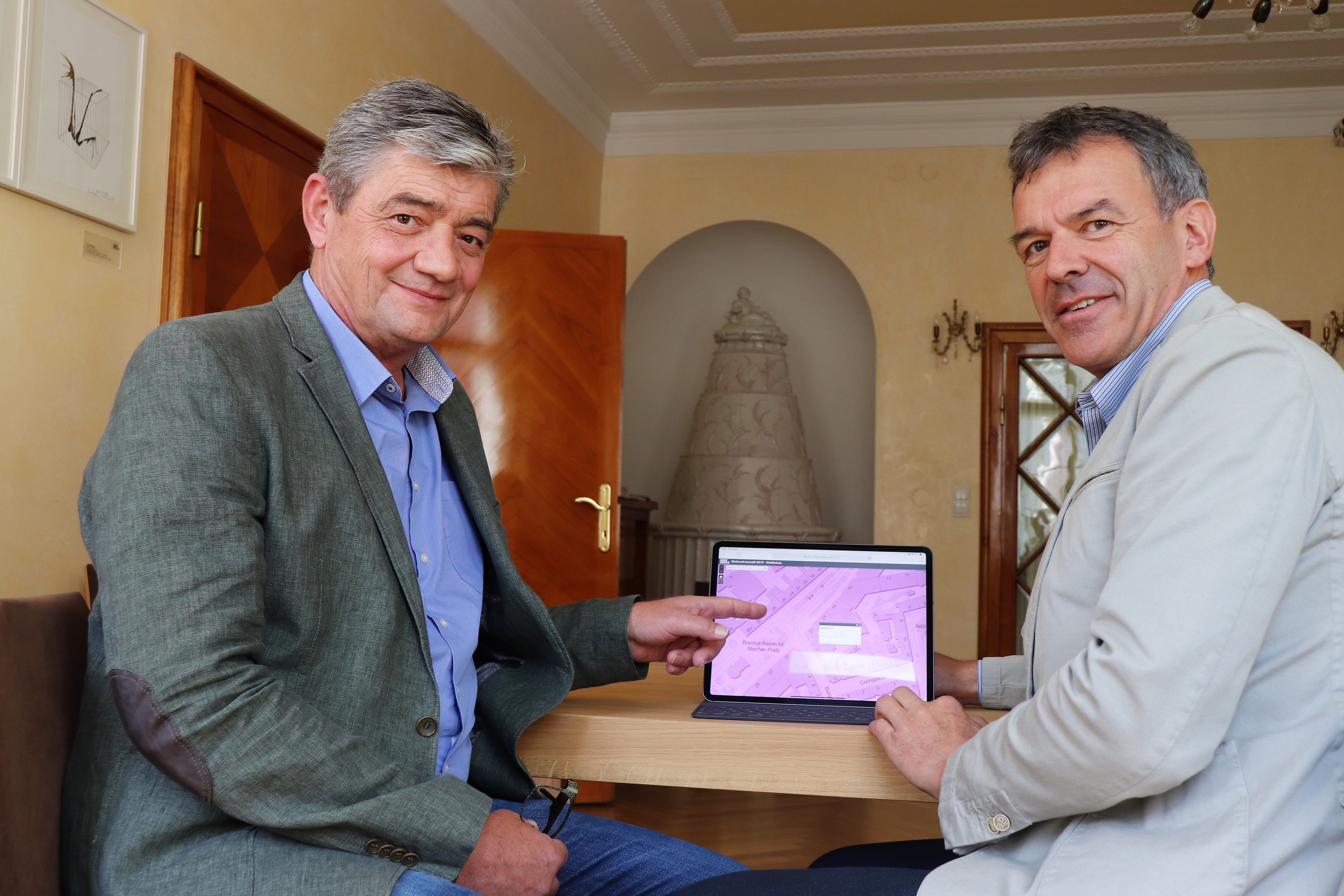 DI Eckehard Ranninger präsentiert Bürgermeister Georg Willi die Webapplikation mit der neuen interaktiven Karte zu den Wahlsprengeln.