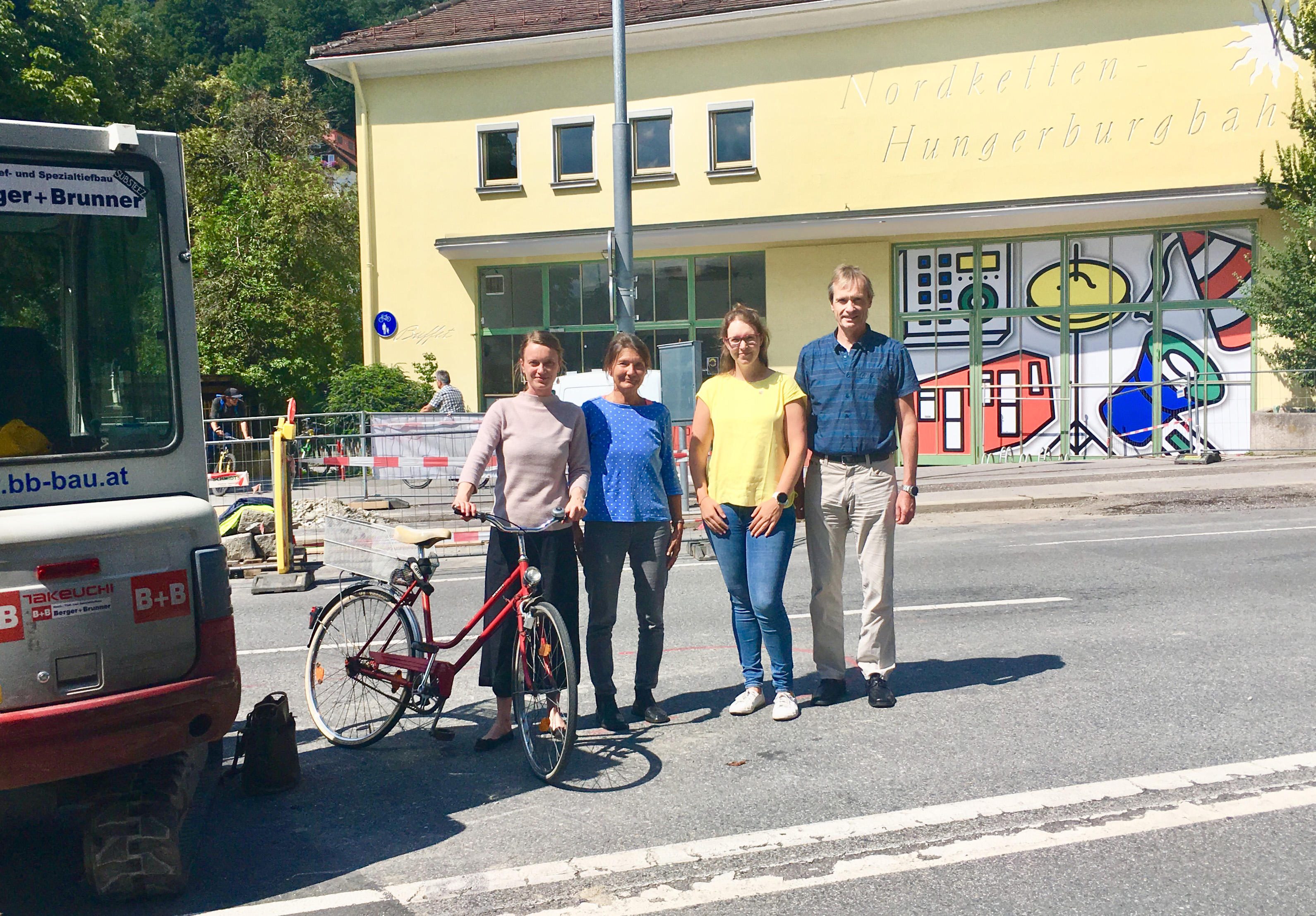 Überzeugten sich vor Ort von der Verbesserung, die der neue ampelsignalisierte Schutzweg mit Radfurt für FußgängerInnen und RadfahrerInnen bedeutet (v.l.): Teresa Kallsperger, Uschi Schwarzl, Katharina Oppl (Abteilung „Verkehr und Straße“, Land Tirol) und Michael Kaufmann
