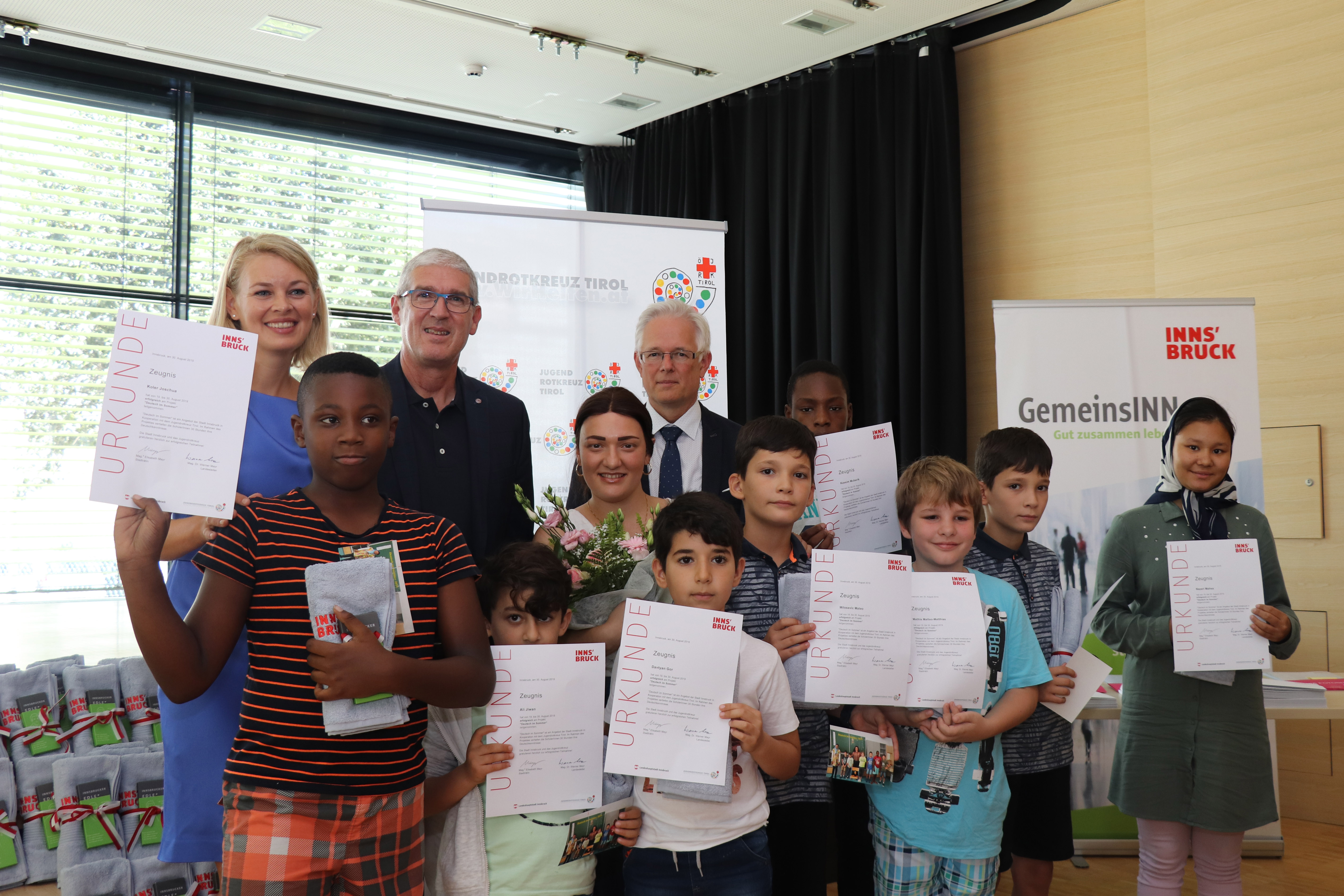 Stadträtin Elisabeth Mayr, Wolfgang Haslwanter (Landesleiter-Stellvertreter Jugendrotkreuz Tirol), Lehrerin Emma Dona und Werner Mayr (Landesleiter Jugendrotkreuz Tirol; v.l.) freuten sich mit den Kindern über den erfolgreichen Abschluss.