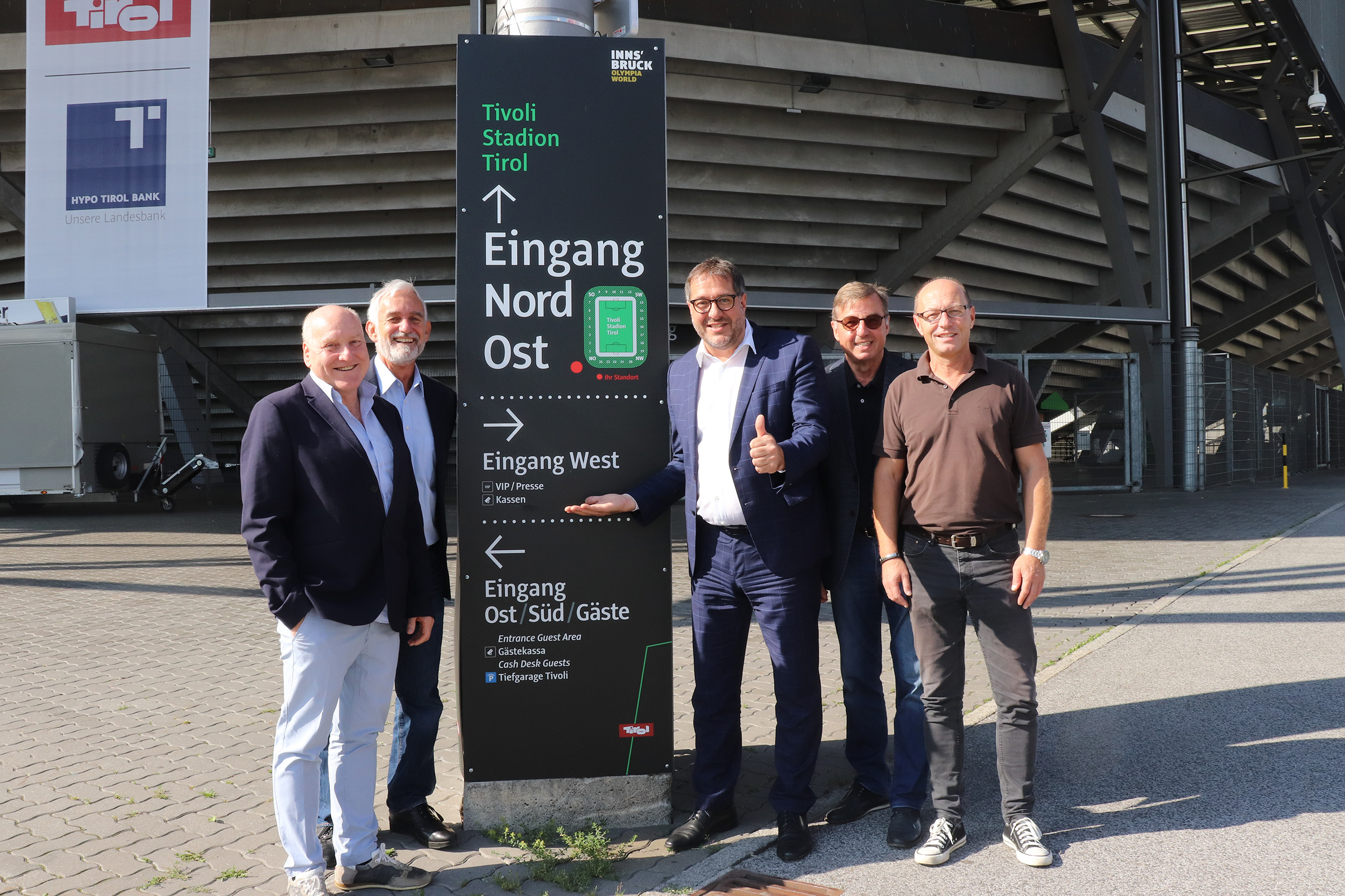 WK-Gremialobmann Oswald Lerch, OSVI-Geschäftsführer Michael Bielowski, Vizebürgermeister Franz X. Gruber, Alois Schellhorn (Sparte Handel, Wirtschaftskammer) sowie Referent Andreas Nussbaumer (Lebensmittelaufsicht – Marktwesen; v. l.) besichtigten gemeinsam den Standort für den neuen „Markt am Tivoli“.