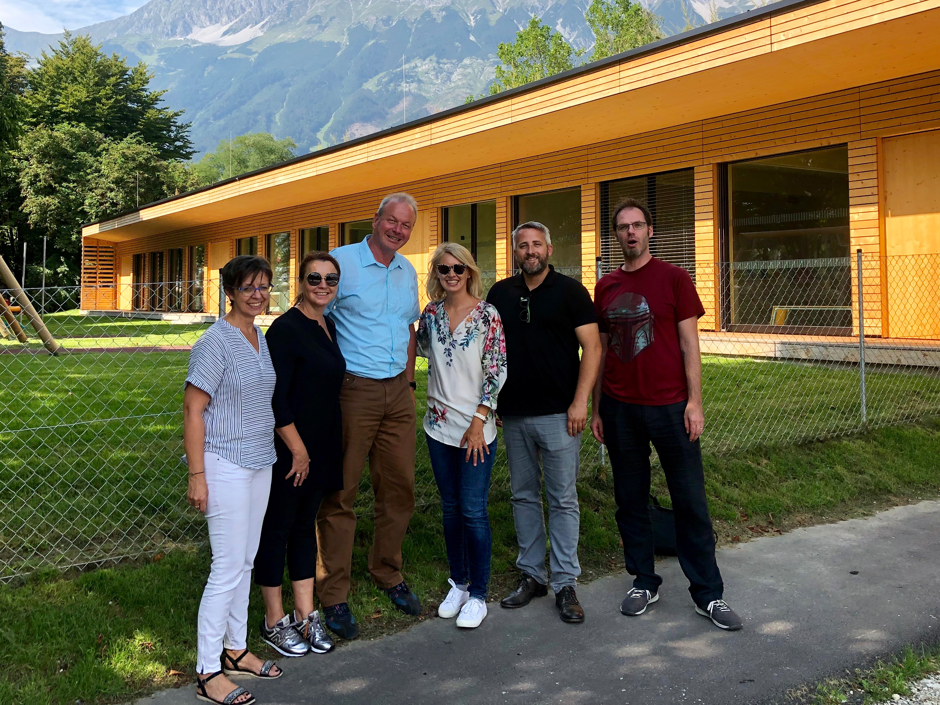 Stadträtin Elisabeth Mayr (4.v.l.) zeigte dem Bürgermeister von Götzis/Vorarlberg Christan Loacker (3.v.l.), der sich gemeinsam mit Gemeinderätin Edith Lampert-Deuring (2.v.l.), Gemeindeamtsleiter Konrad Ortner (5.v.l.) sowie der Leiterin der Kinderbetreuung Andrea Heuss (1.v.l.) für den neuen und innovativen Kindergarten Schützenstraße interessierte, die Räumlichkeiten und erklärte das pädagogische Konzept.