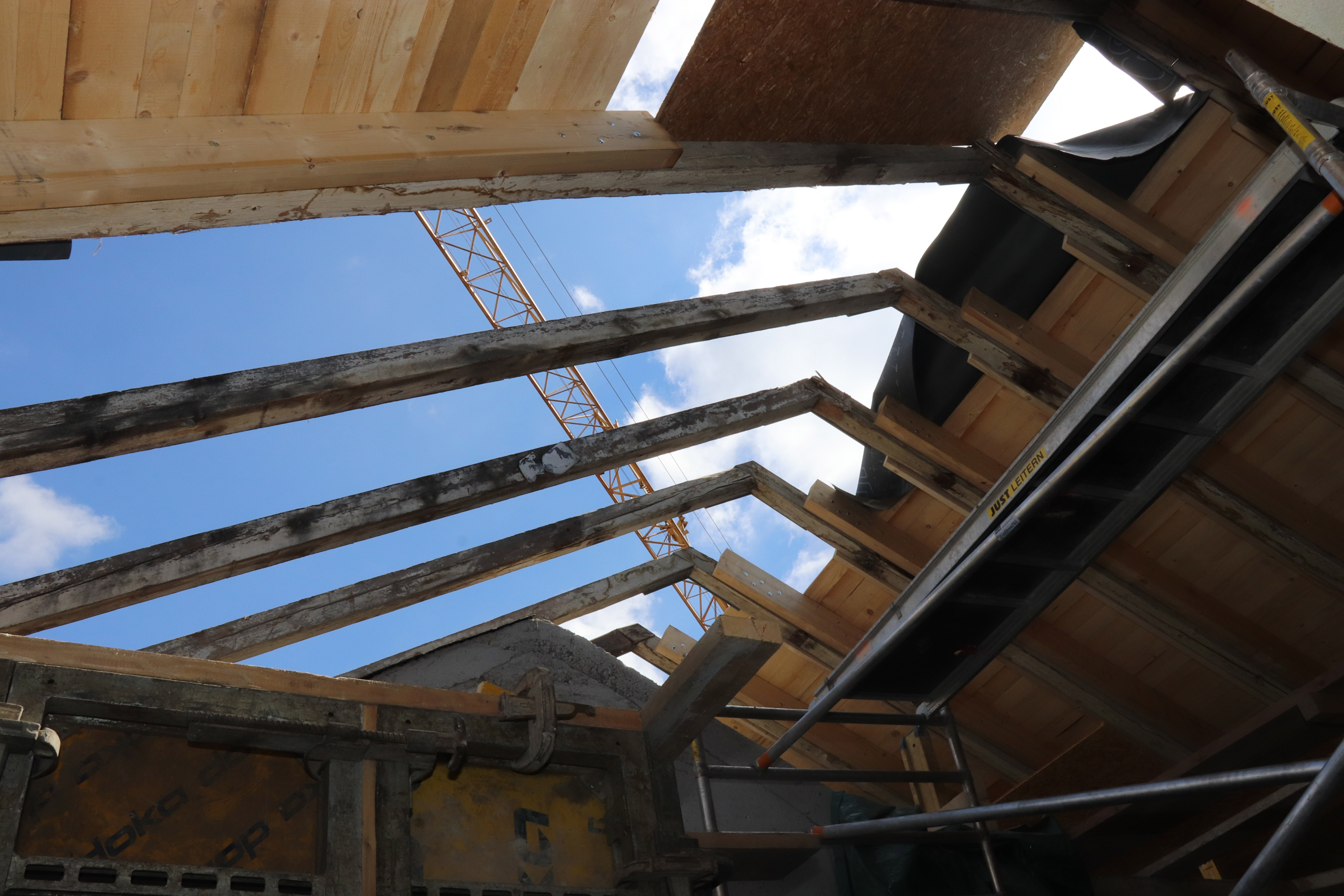 Im ausgebauten Dachgeschoss entstehen neue lichtdurchflutete Räume.