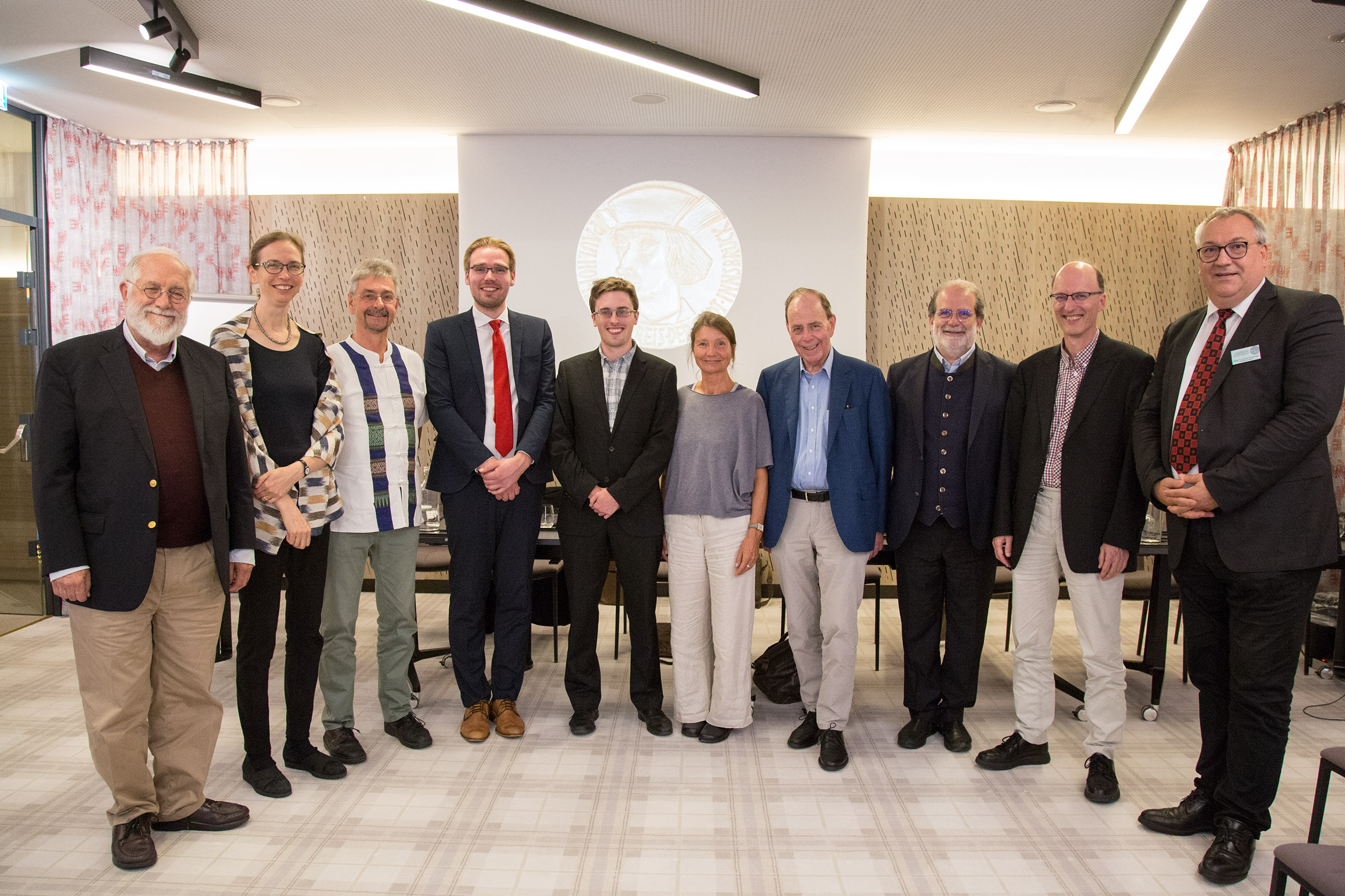Beim 19. Paul-Hofhaimer-Wettbewerb der Stadt Innsbruck kürte die Jury unter dem Vorsitzenden Reinhard Jaud (4.v.r.) Adriaan Hoek (4.v.l.) mit dem ersten und Frederick James mit dem zweiten Preis (5.v.l.). Kulturstadträtin Uschi Schwarzl (5.v.r.) und Wettbewerbsleiter Wolfram Rosenberger (r.) gratulierten herzlich.