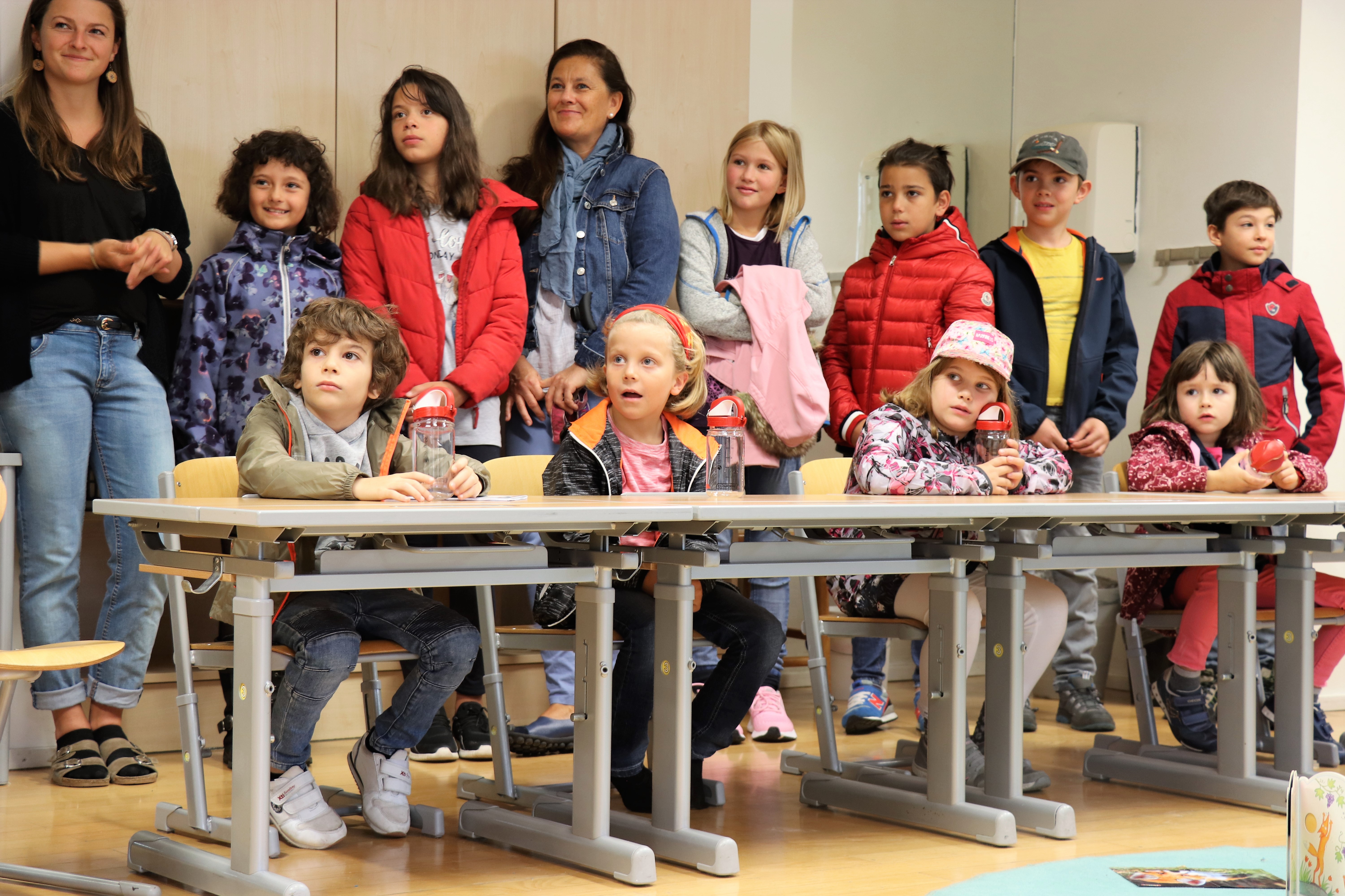 Pünktlich zum Schulstart verschenkt die IKB AG rund 1.100 wiederverwendbare Wasserflaschen an Innsbrucks ErstklässlerInnen. Bürgermeister Georg Willi, Stadträtin Elisabeth Mayr und IKB-Vorstandsvorsitzender Helmuth Müller besuchten stellvertretend für alle Innsbrucker Volksschulen die Volksschule Innere Stadt. Gespannt lauschten die Kinder der Geschichte von Innsbrucks frischem Quellwasser und ließen sich zeigen, wie man die Trinkflaschen auslaufsicher in den Schulrucksäcken verstauen kann.