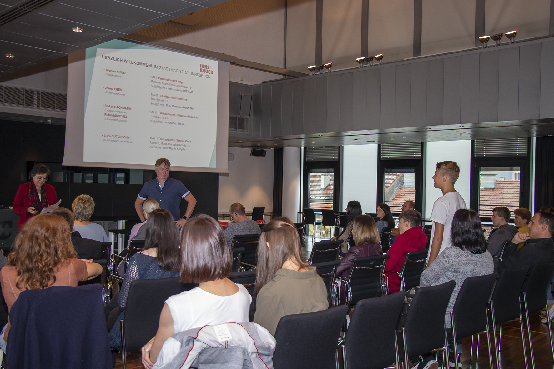Für neun städtische Lehrlinge begann vor Kurzem der Sprung in die Arbeitswelt. Ausbildner Martin Stippler (Informationstechnologie; Bildmitte) begrüßte in Anwesenheit von Lehrlingsbeauftragte Monika Erharter (l.) Luca Gutensohn (r.) an seinem ersten Arbeitstag.