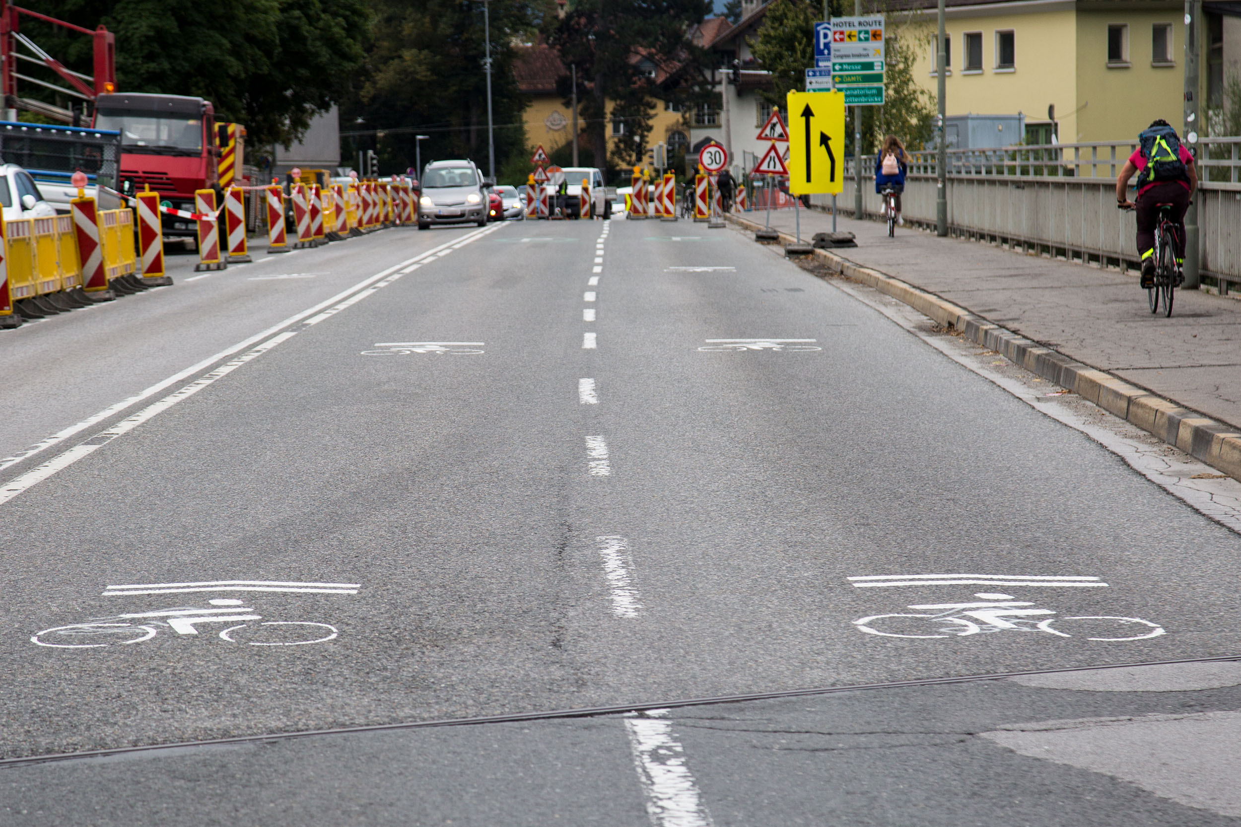 Die frisch markierten Sharrows auf der Mühlauer Brücke sind ein Pilotversuch.