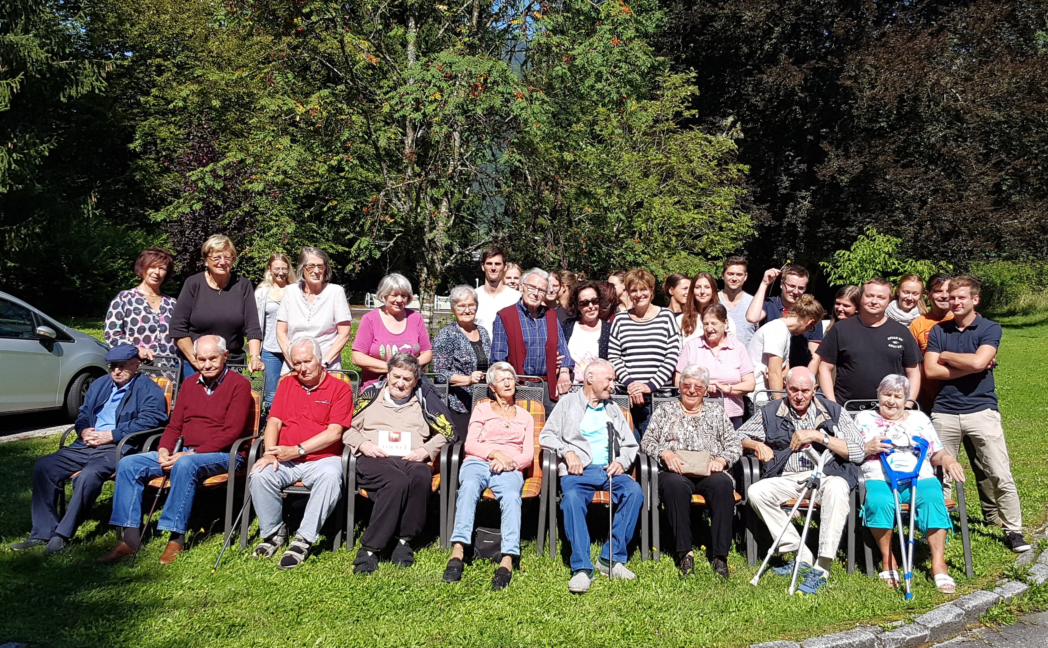 Gemeinsame Erholung im idyllischen Westendorf dank einer Kooperation von Stadt Innsbruck und AZW: SeniorInnenreferentin Vizebürgermeisterin Christine Oppitz-Plörer und Uschi Klee (Referat Frauen und Generationen) machten sich vor Ort ein Bild von der einzigartigen Initiative.