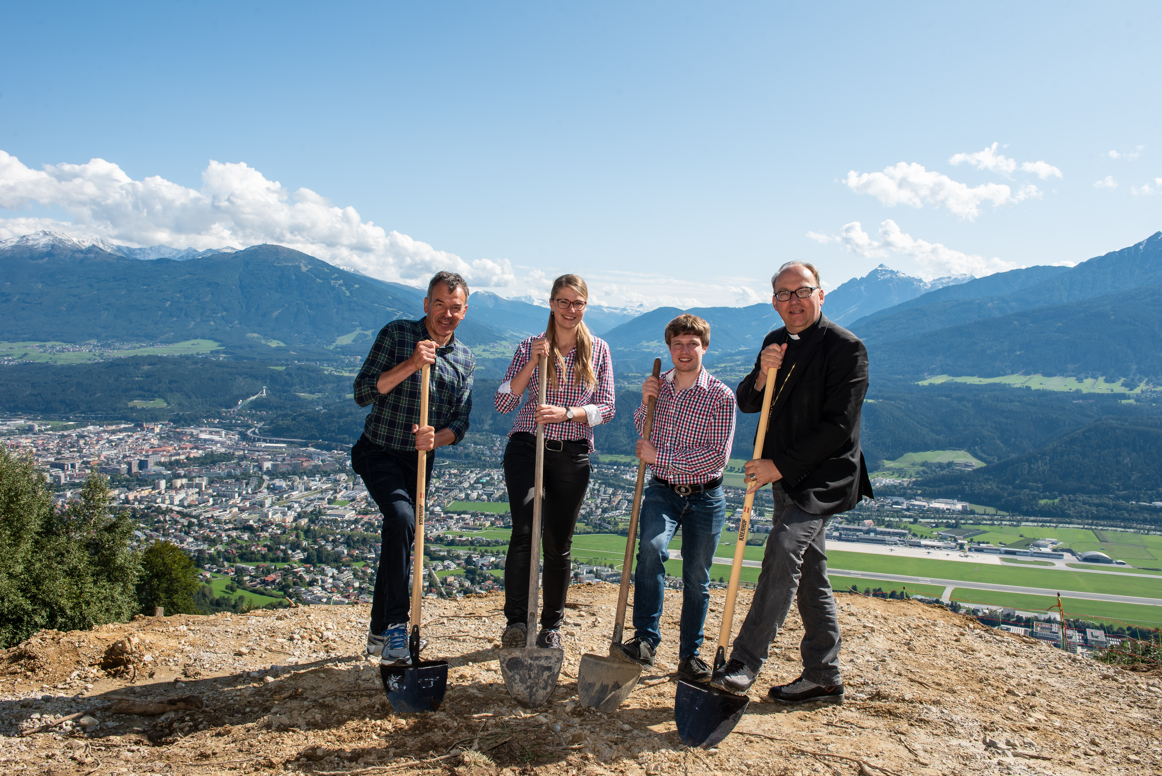 Die Bezirksgruppe der Jungbauernschaft Innsbruck lud zum Spatenstich der geplanten Herz-Jesu-Kapelle am Rauschbrunnen. Neben Bischof Hermann Glettler, zeigten auch Bürgermeister Georg Willi und Vizebürgermeister Franz X. Gruber ihre Unterstützung für das Projekt. Architekt DI Walter Klasz erklärte das auch aus Sicht der Architektur anspruchsvolle Bauvorhaben. Ein Projekt, das nur dank der aktiven Mitarbeit der Jungbauern und -bäurinnen verwirklicht werden wird. Ein Projekt in dem auch viel Herzblut steckt, soll die Kapelle doch einmal auch an die Verstorbenen der Bezirksjungbauernschaft erinnern, als ein Ort des gemeinsamen Gedenkens, des sich Besinnens und des Zusammenseins.