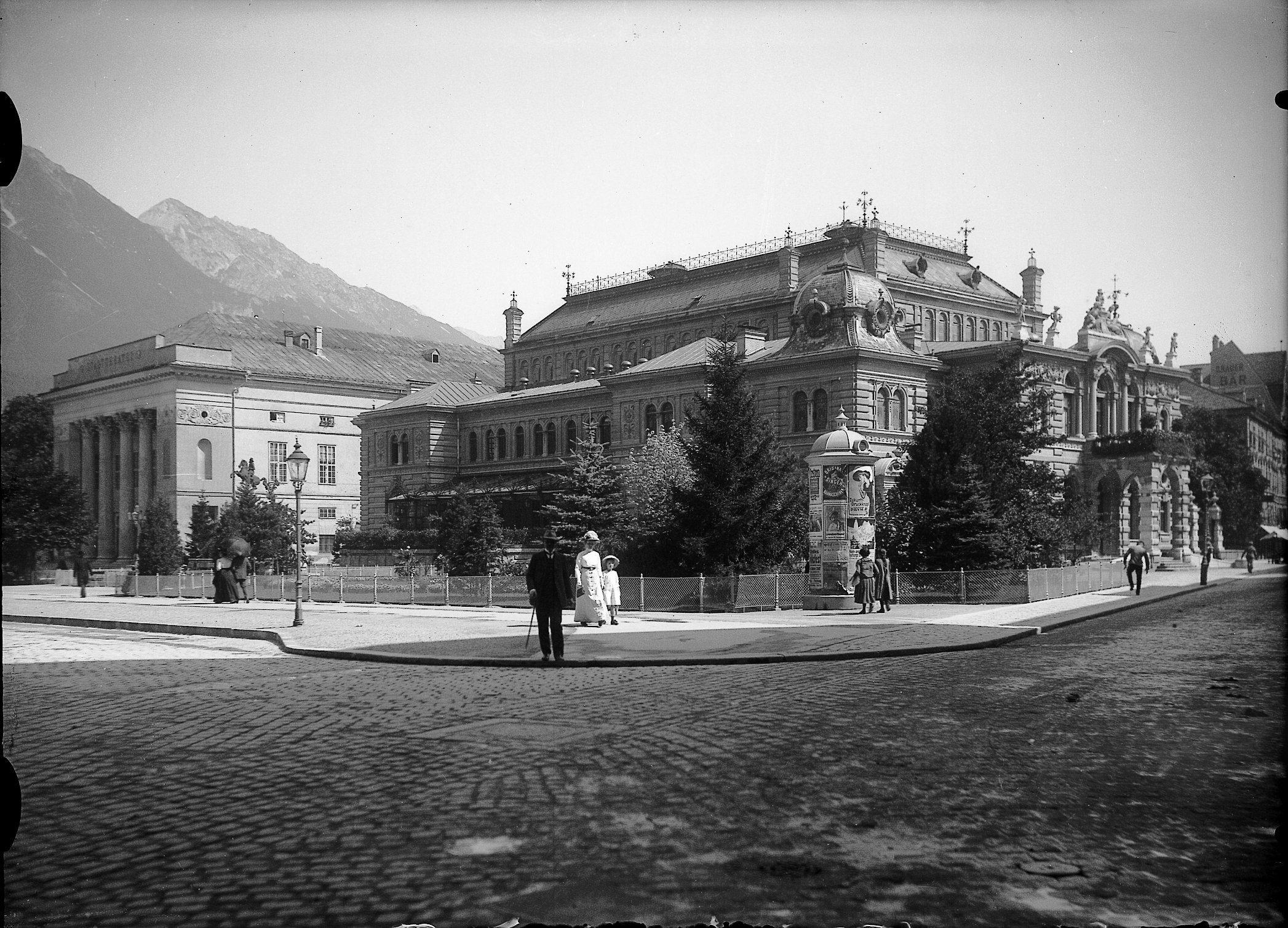 Das Stadtsaal¬-Gebäude auf einer Fotographie um 1894.