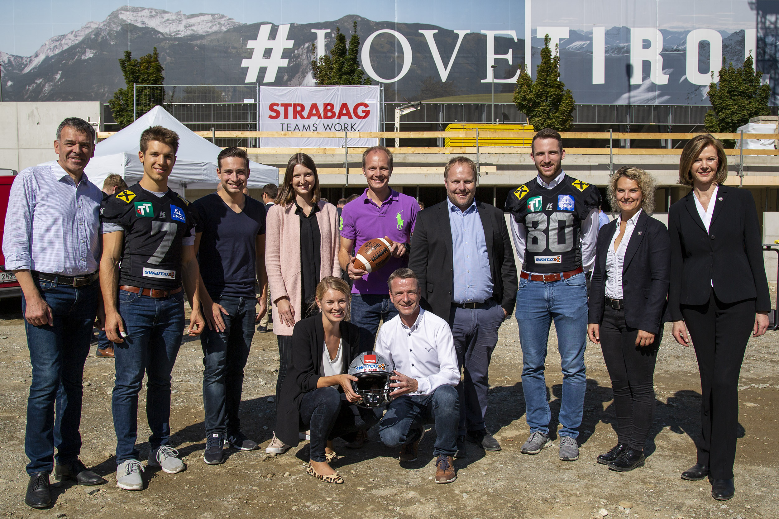 Viele Gemeinderätinnen und Gemeinderäte ließen sich den Spatenstich zum neuen American Football Zentrum nicht entgehen.