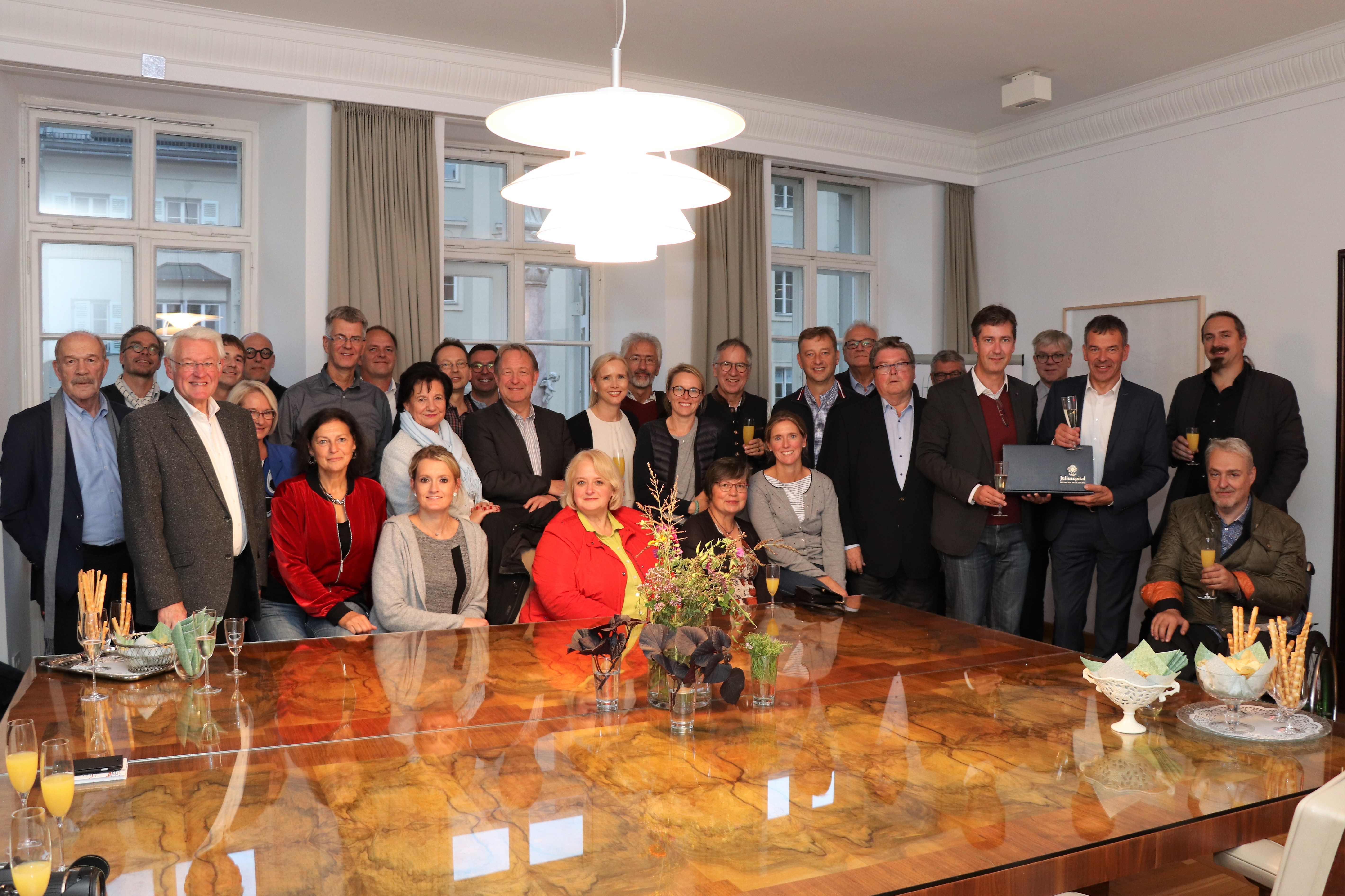 Anfang Oktober führte den Würzburger Stadtrat eine zweitägige Fachexkursion in die Tiroler Landeshauptstadt. Ein Einblick in das Innsbrucker Parkraummanagement, eine Fahrt mit der Patscherkofelbahn und Hungerburg-Standseilbahn sowie Exkursionen zu städtebaulichen Lösungen wie etwa die neue Straßenbahnstrecke in das Olympische Dorf standen für die rund 30 TeilnehmerInnen am Programm. Im Rathaus in der Maria-Theresien-Straße wurde die Delegation rund um Oberbürgermeister Christian Schuchardt vom Innsbrucker Bürgermeister Georg Willi empfangen. Gemeinsam mit Martin Baltes, dem Geschäftsführer der Innsbrucker Verkehrsbetriebe (IVB), standen Erfahrungen zu aktuellen Mobilitätsfragen im Mittelpunkt. AA