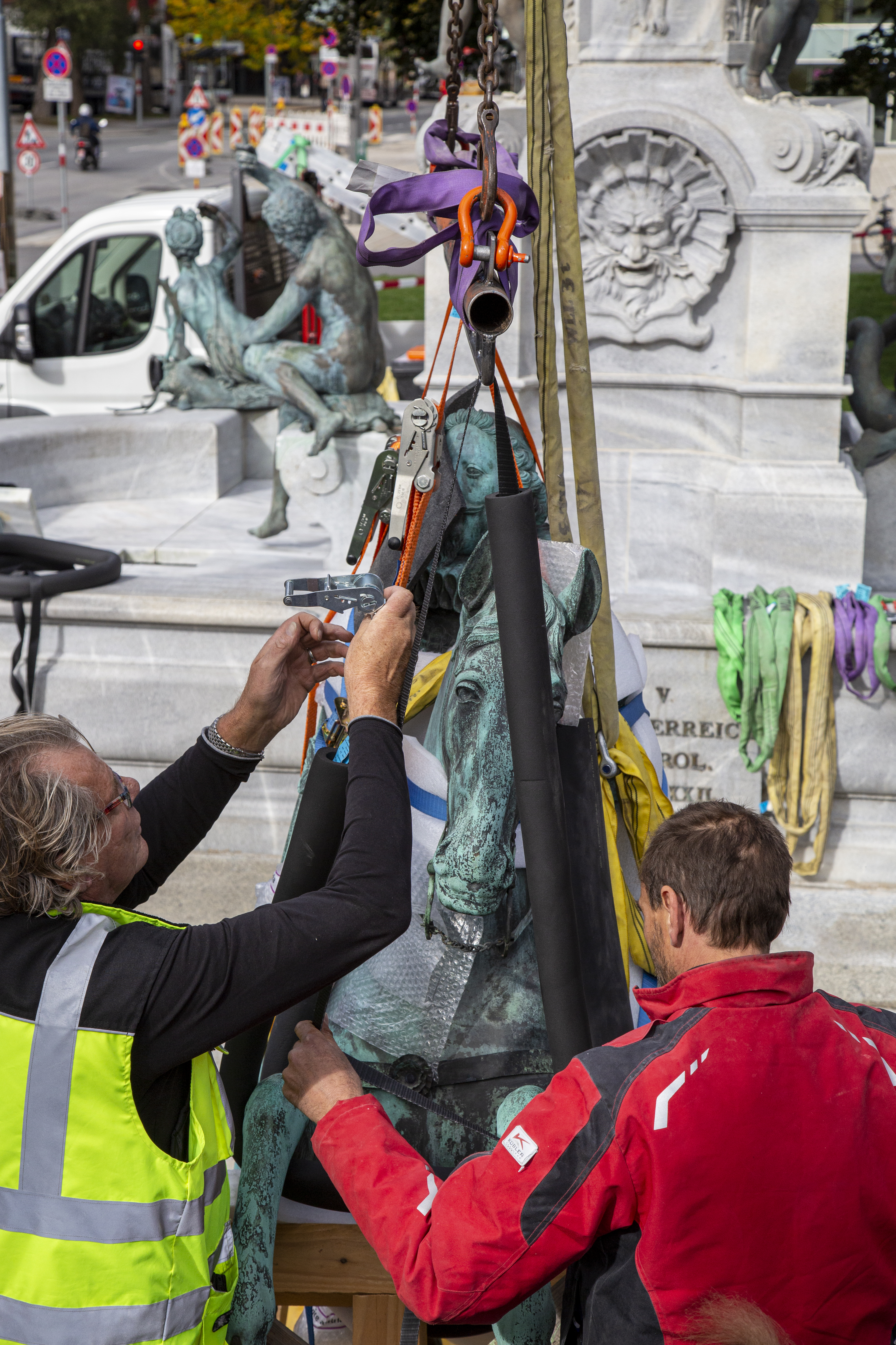 Das Reiterbild Leopolds, eines der künstlerisch bedeutendsten Denkmäler Österreichs aus dem Frühbarock, wird für die Hebung auf den Brunnensockel sorgfältig gesichert.