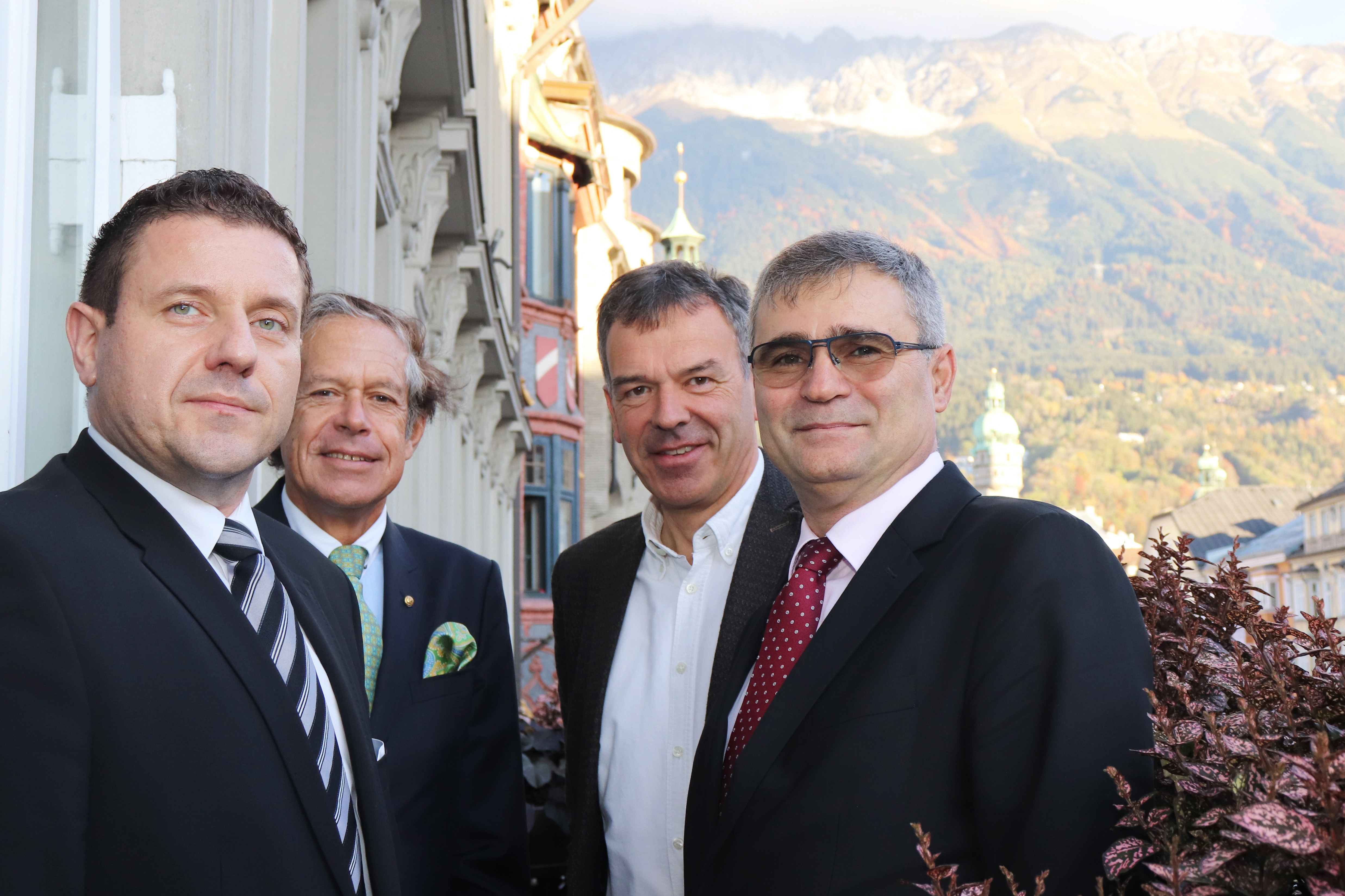 Bürgermeister Georg Willi (2.v.r.) begrüßte den Botschafter der slowakischen Republik Peter Misik (r.), Botschaftsrat und Konsul Roman Feješ (l.) sowie Honorarkonsul Jürgen Bodenseer (2.v.l.) bei herbstlicher Morgensonne im Rathaus in Innsbruck. Dabei tauschten sie sich über aktuelle Themen aus und intensivierten ihre Beziehungen.