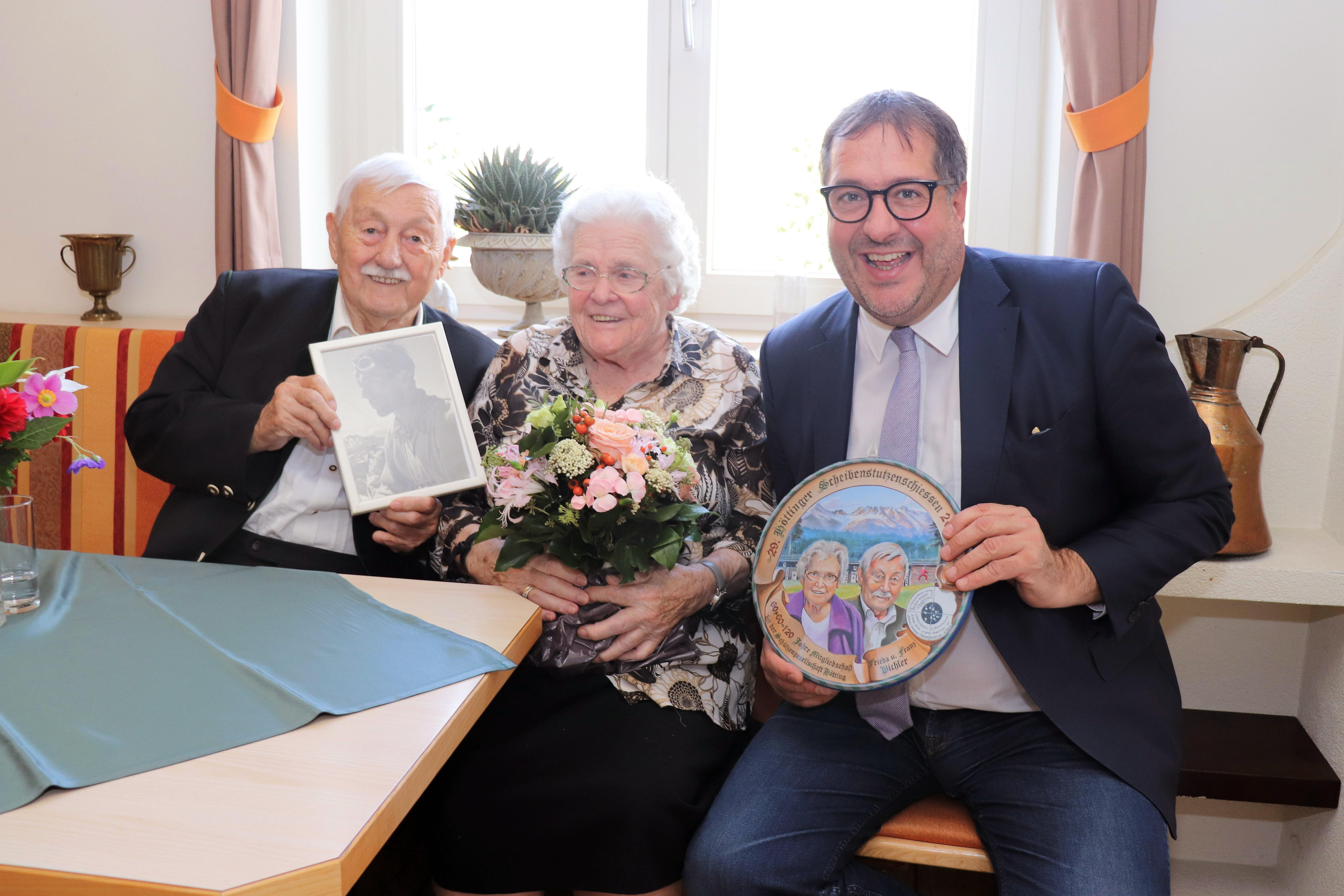 Ein Foto von sich beim Bergsteigen und eine Ehrenscheibe der Schützengesellschaft Hötting – das Eiserne Ehepaar Franz und Frieda Bichler gab Vizebürgermeister Franz X. Gruber einen Einblick in ihr gemeinsames Leben.