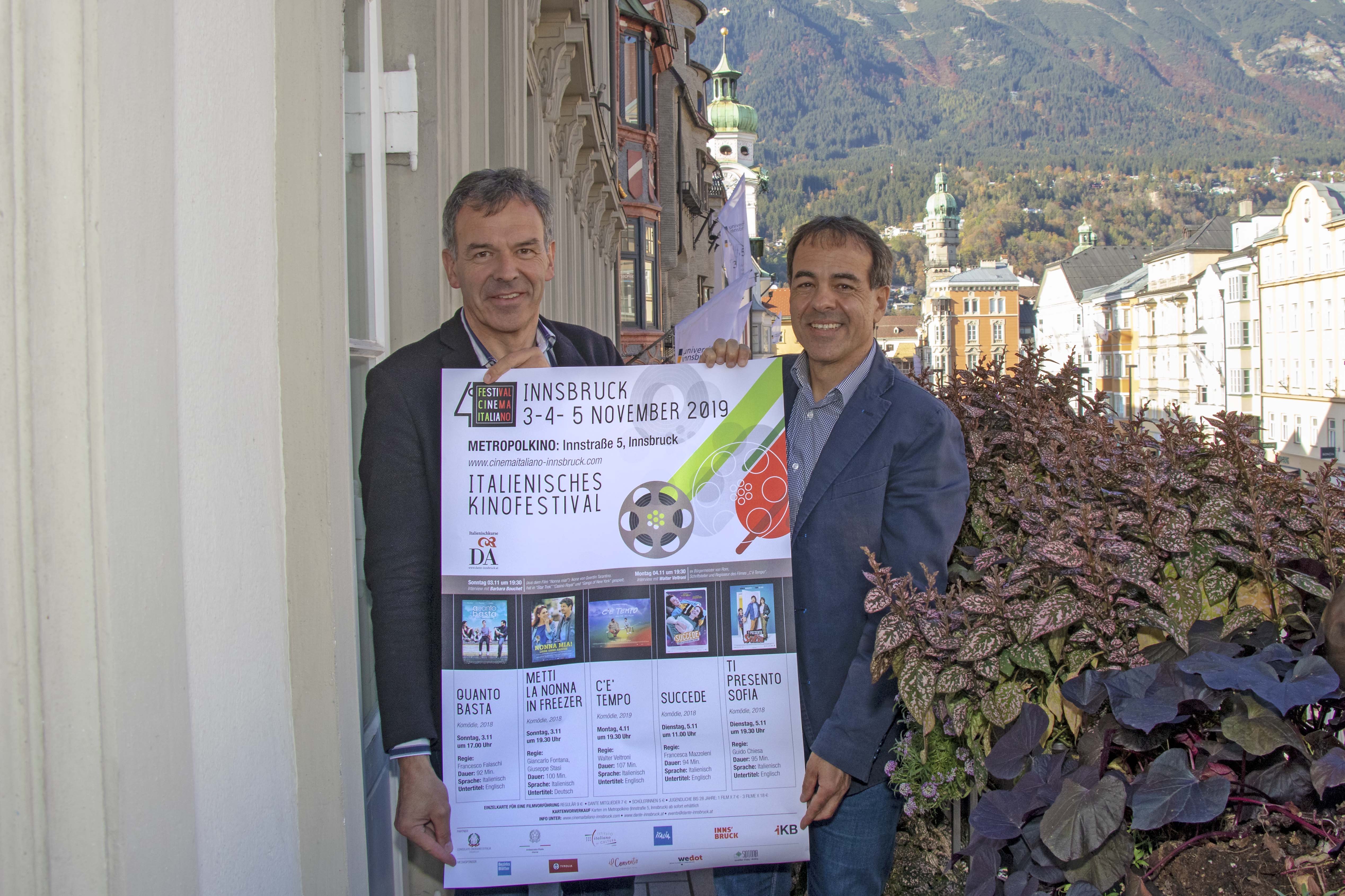 Vom 3. bis zum 5. November 2019 findet im Metropolkino bereits zum 4. Mal das „Festival Cinema Italiano“ statt. Das italienische Kinofestival wird vom Dante-Alighieri-Institut aus Innsbruck veranstaltet. Vor Kurzem stattet der Präsident des Sprach- und Kulturzentrums, Pietro Salituri, Bürgermeister Georg Willi einen Besuch ab und lud das Stadtoberhaupt zum Filmfestival ein. Für italienische FilmliebhaberInnen ergibt sich an diesen drei Veranstaltungstagen die Gelegenheit, fünf neu erschienene Filme in Originalsprache mit deutschen bzw. englischen Untertiteln zu sehen. Die „Società Dante Alighieri“ ist eine weltweite Organisation, welche Sprach- und Kulturkurse anbietet. In Innsbruck gibt es die Non-Profit-Organisation seit 2011. Die Einrichtung gibt durch unterschiedliche Angebote einen interessanten Einblick in die italienische Kultur. Sie leistet einen wichtigen Beitrag zum kulturellen Austausch zwischen Italien und der Landeshauptstadt Innsbruck.