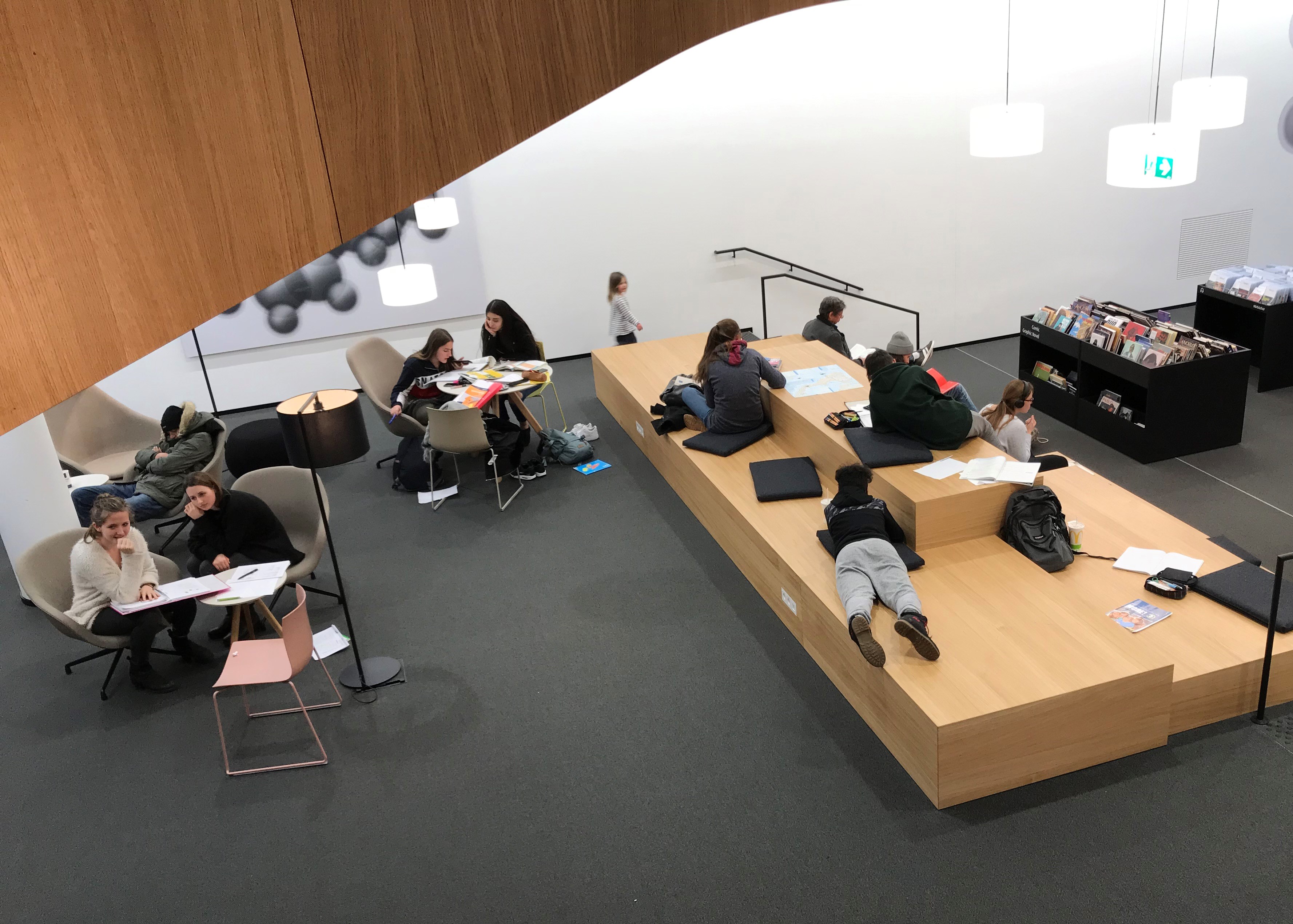 Ein Jahr Stadtbibliothek: In der Amraser Straße 2 werden seit November 2018 ein zeitgemäßes Bibliothekskonzept, Raum für Begegnungen und ein atmosphärisches Architekturerlebnis geboten.
