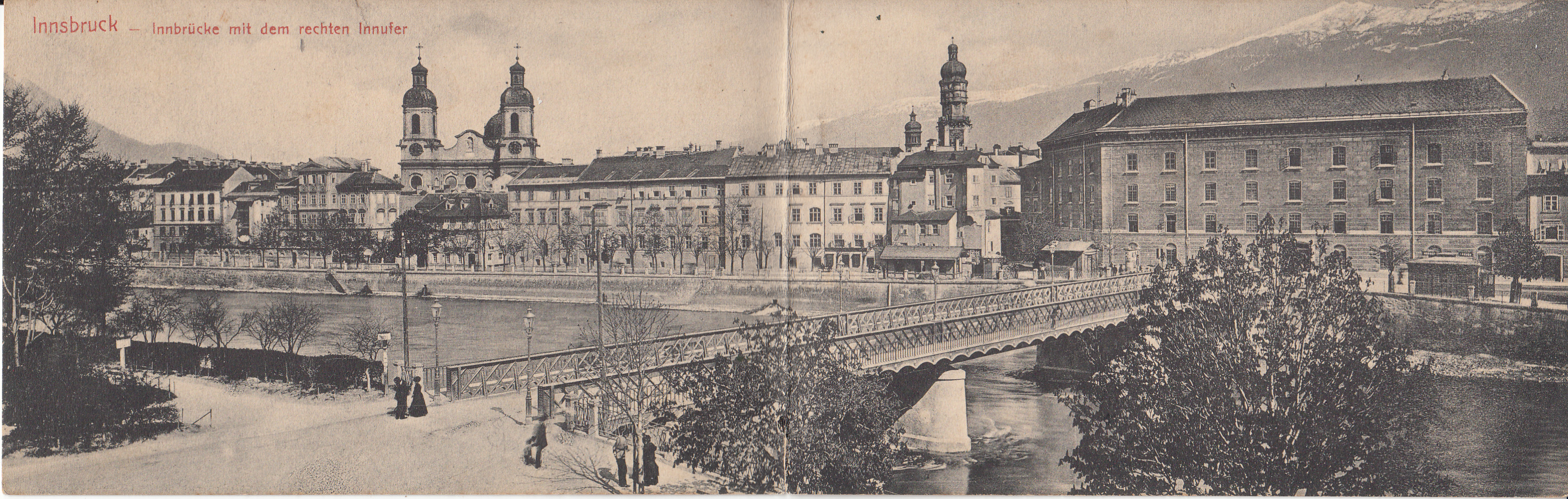 Blick auf die Innsbrucker Altstadt. Im Vordergrund ist die Innbrücke, rechts im Bild die ehemalige Innkaserne zu sehen.