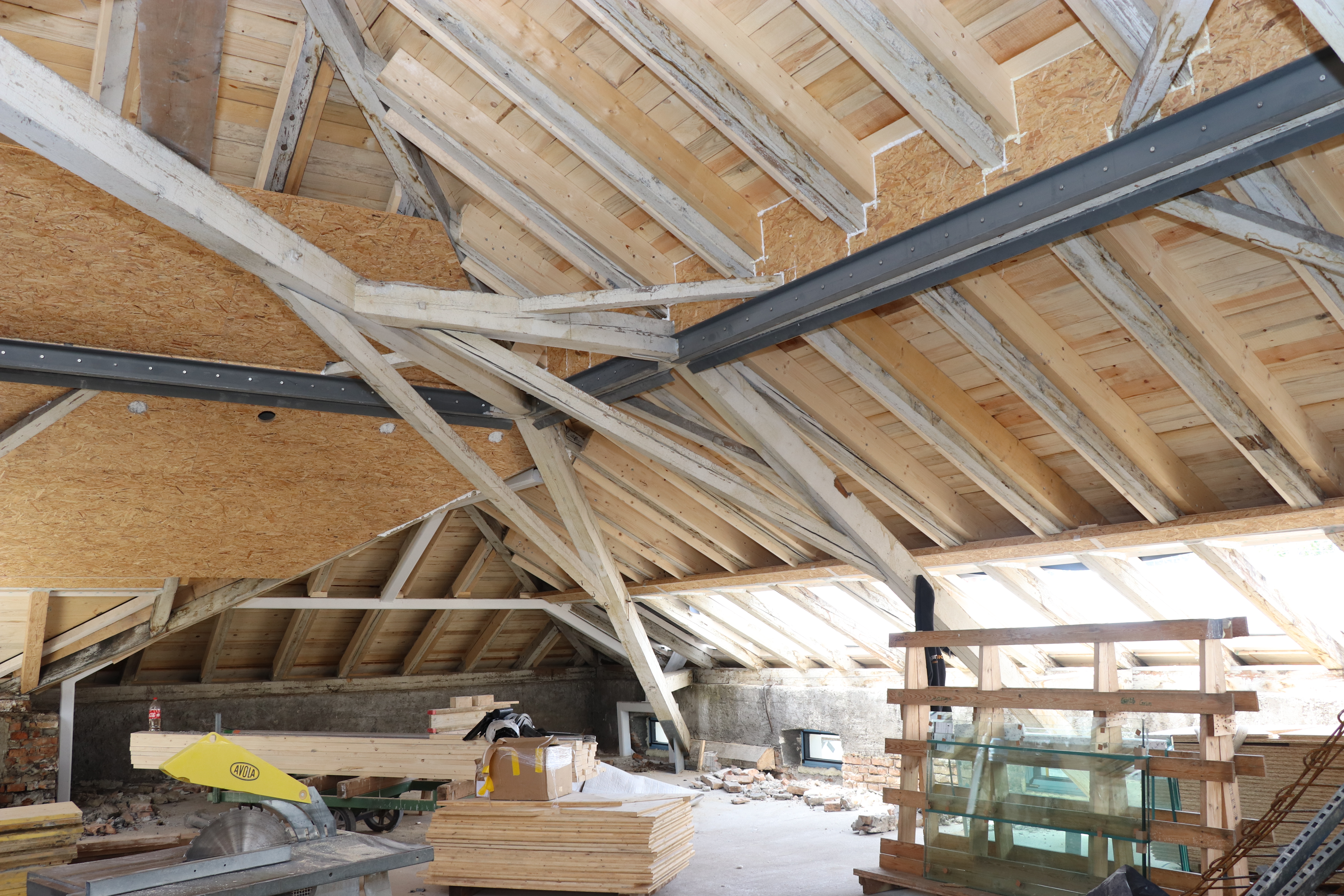 Das lichtdurchflutete Dachgeschoß im Schulcampus Wilten bietet zukünftig zahlreiche Möglichkeiten der Raumgestaltung und -nutzung.