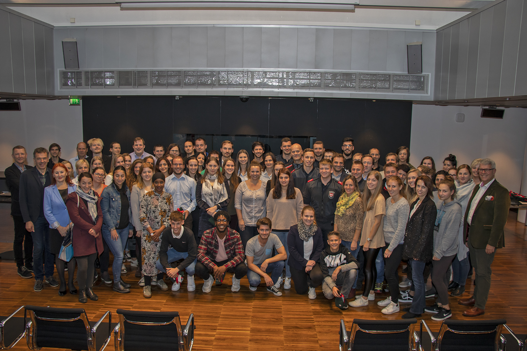 Bürgermeister Georg Willi (2. v. l.), Magistratsdirektor-Stellvertreter Herbert Köfler (l.), Personalchef Ferdinand Neu (r.) und Susanna Müller (Personalwesen; 2. v. r.) begrüßten die neuen städtischen MitarbeiterInnen im Rathaus.