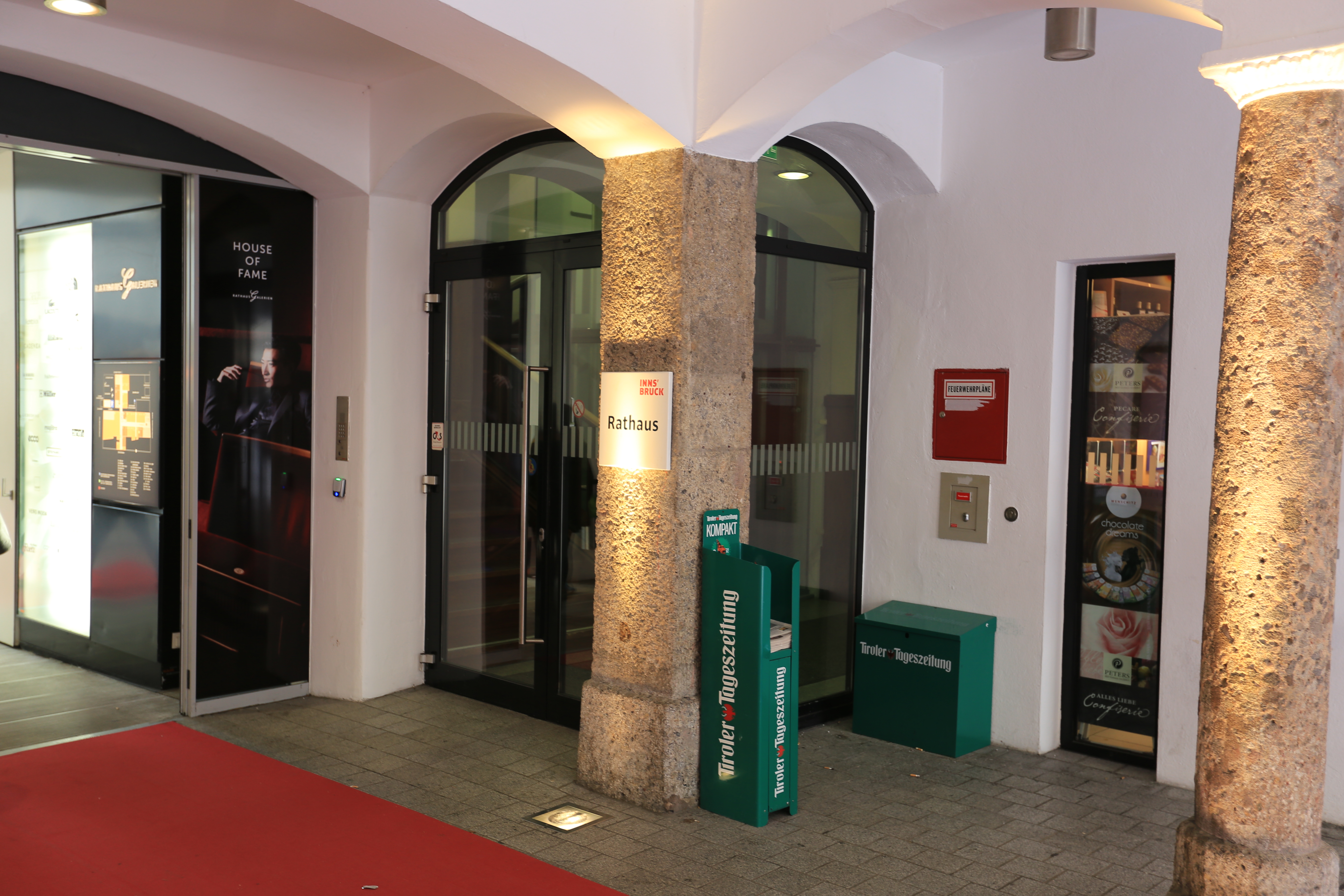 Der Eingang in das Rathaus von der Maria-Theresien-Straße aus kommend