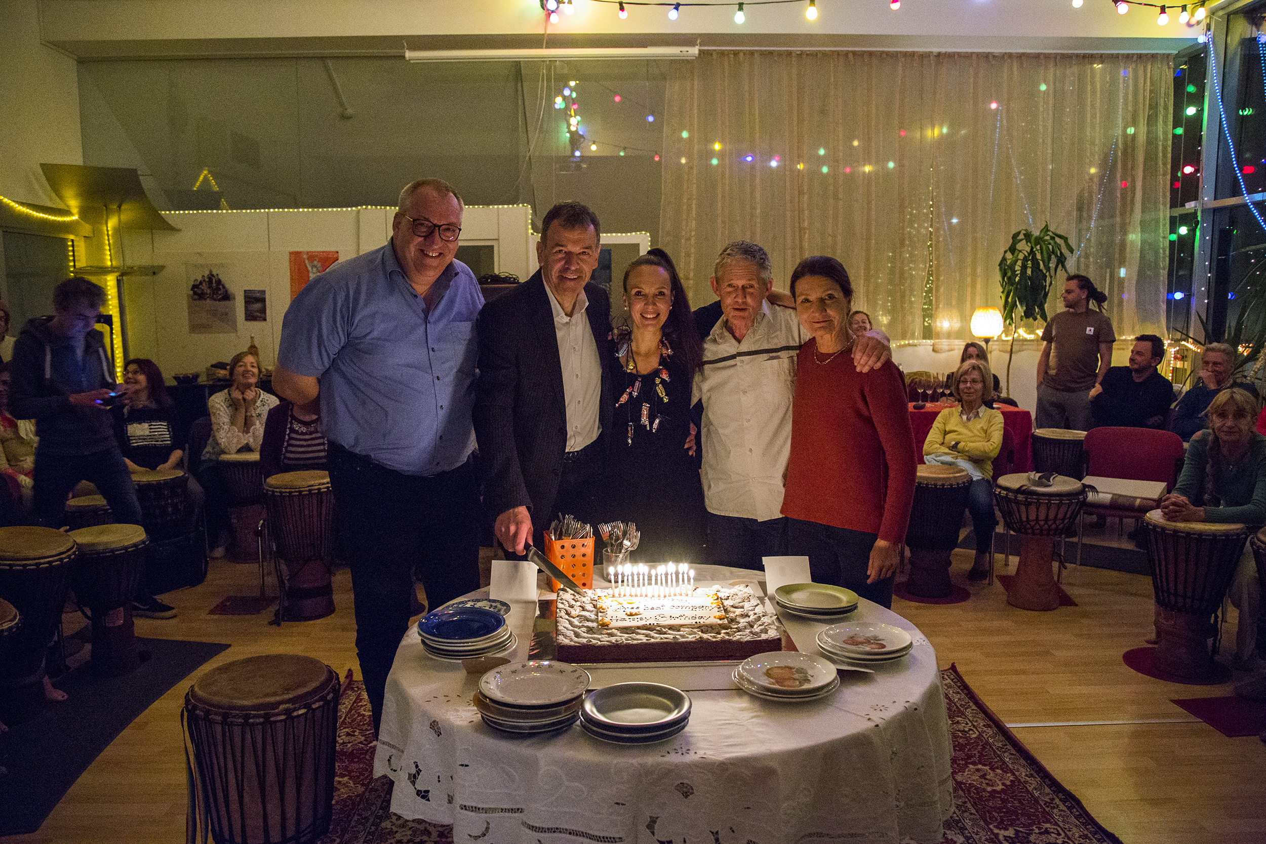 Bürgermeister Georg Willi und Kulturstadträtin Uschi Schwarzl gratulierten zum 15-Jahre-Jubiläum der Free Beat Company. Maria Zeisler und Gottfried Jaufenthaler gründeten während ihrer Lehrtätigkeit an der Musikschule der Stadt Innsbruck 2004 die Free Beat Company. 
Die Lust am Groove, die Freude andere zu hören und zu spüren, das Bedürfnis nach tiefen Klängen und starken Rhythmen wird in dieser, für ALLE offenen, Trommelgruppe erfüllt. Die Free Beat Compay ist Teil der Musikschule Innsbruck, unter der Leitung von Wolfram Rosenberger.